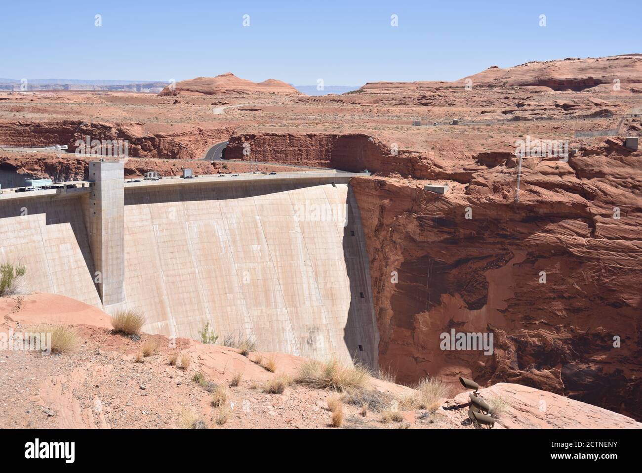 Pagina, AZ. USA 8/12/2020. Diga di Glen Canyon. Le linee DAM, ponte e rete elettrica distribuiscono 4,700 + GWh all'anno. Foto Stock
