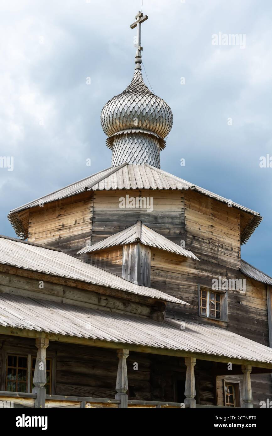 Sviyazhsk, Tatarstan, Russia – 25 giugno 2017. Cupola di cipolla della chiesa lignea della Trinità del Monastero Battista di Giovanni a Sviyazhsk Foto Stock