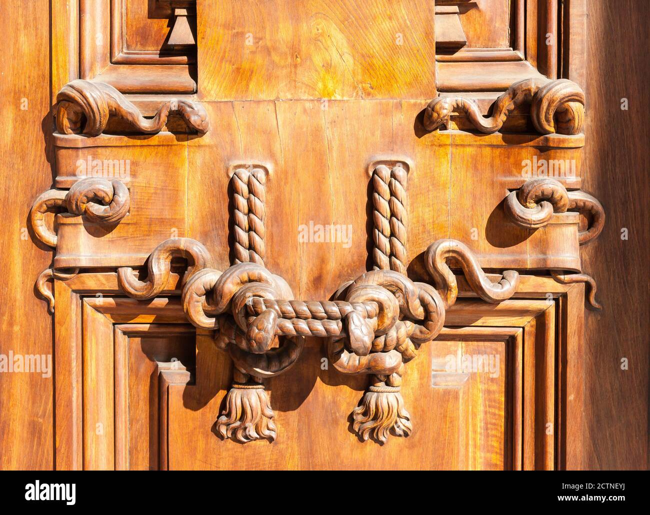 ROMA, ITALIA - 2014 AGOSTO 17. Bella porta di legno con decorazioni in serpente. Foto Stock