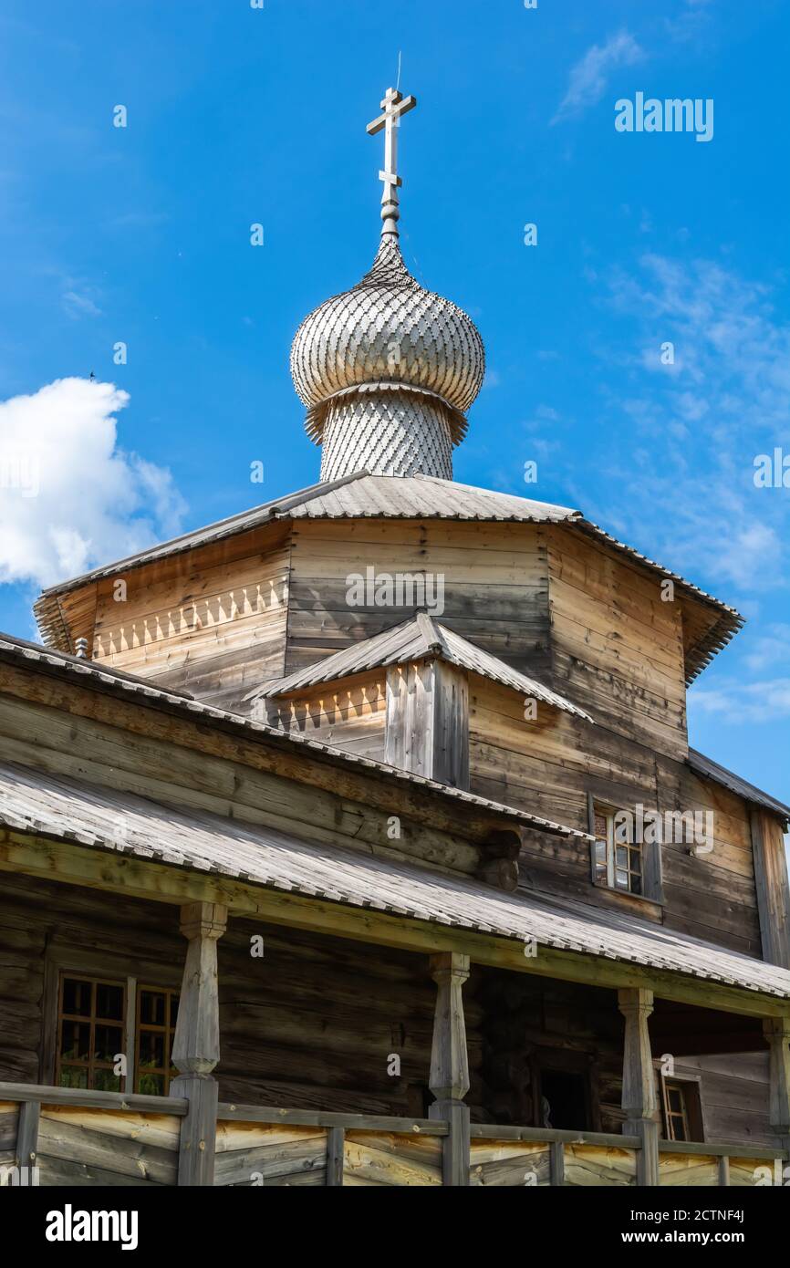 Sviyazhsk, Tatarstan, Russia – 25 giugno 2017. Cupola di cipolla della chiesa lignea della Trinità del Monastero Battista di Giovanni a Sviyazhsk Foto Stock