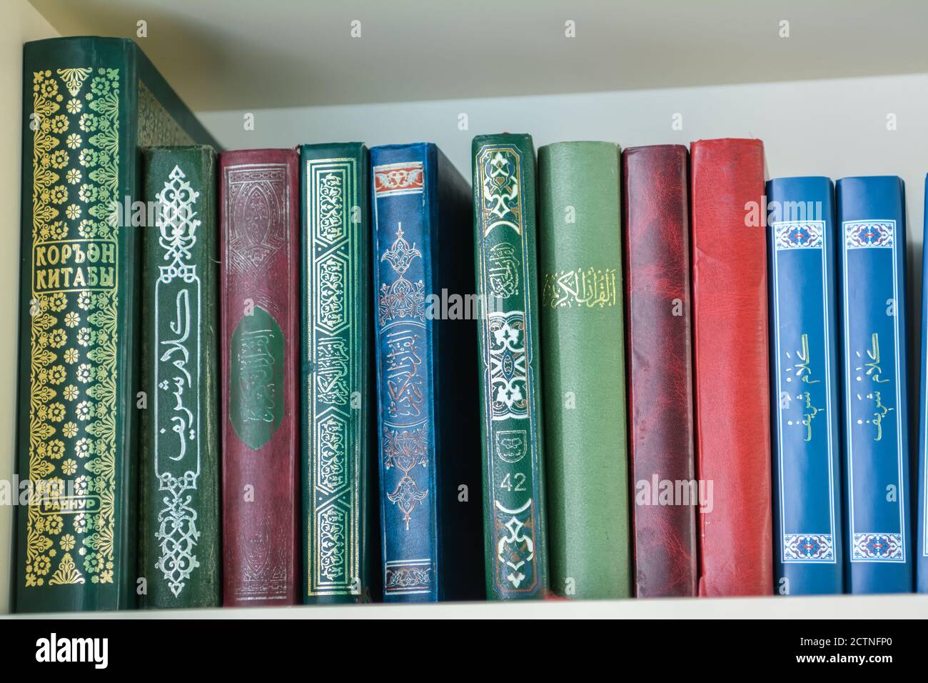 Kazan, Russia – 28 giugno 2017. Scaffale di libri Qurani alla moschea Nurullah di Kazan, Russia. Foto Stock