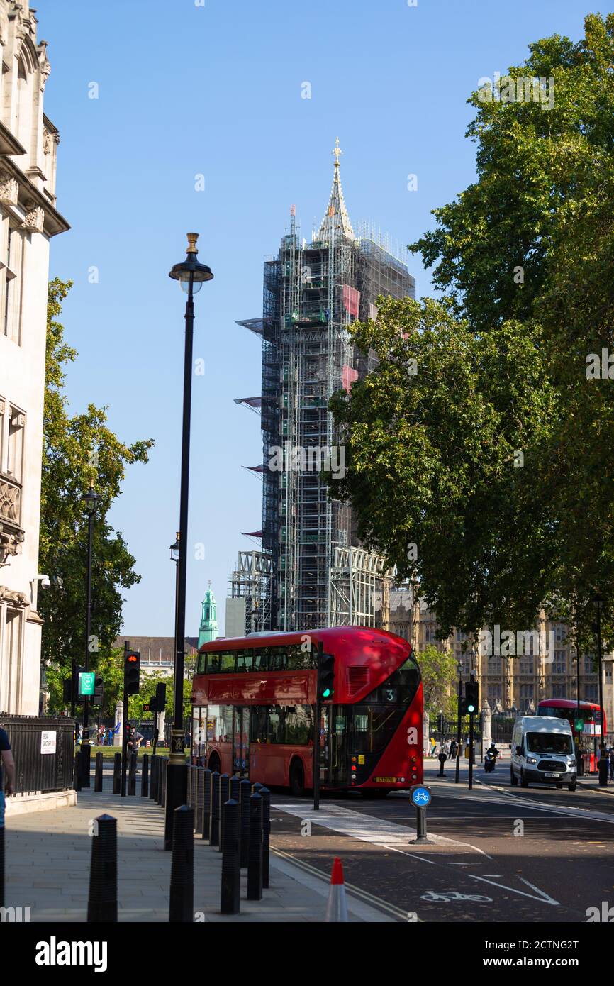 Big ben coperto di ponteggi e londra autobus rosso, westminster, londra, regno unito Foto Stock