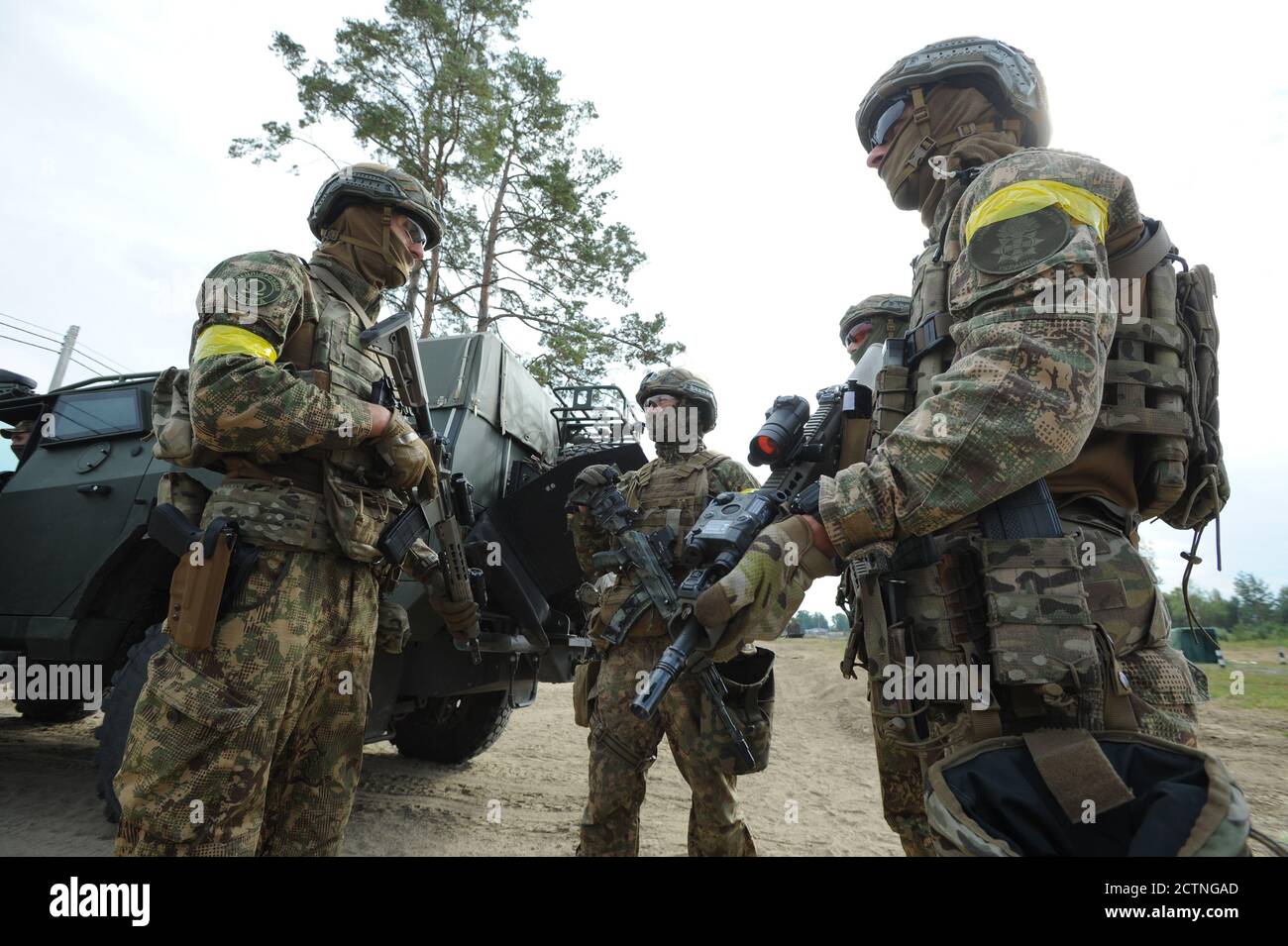 Yavoriv, Ucraina, 24.09.2020. Rapid Trident - 2020 esercitazioni militari sul campo di addestramento di Yavoriv, vicino alla città Ucraina occidentale di Lviv, Ucraina, 24 settembre 2020. Circa 4,000 soldati provenienti da nove paesi, tra cui Stati Uniti, Germania, Polonia, Regno Unito, Romania, Canada, Danimarca, Lituania e Ucraina, partecipano al comando congiunto ucraino-americano e al personale di esercizio rapido Trident - 2020 formazione. Il programma di formazione fa parte di una strategia a lungo termine che migliora il potenziale di difesa ucraino e aumenta la professionalità delle forze armate ucraine. Foto Stock