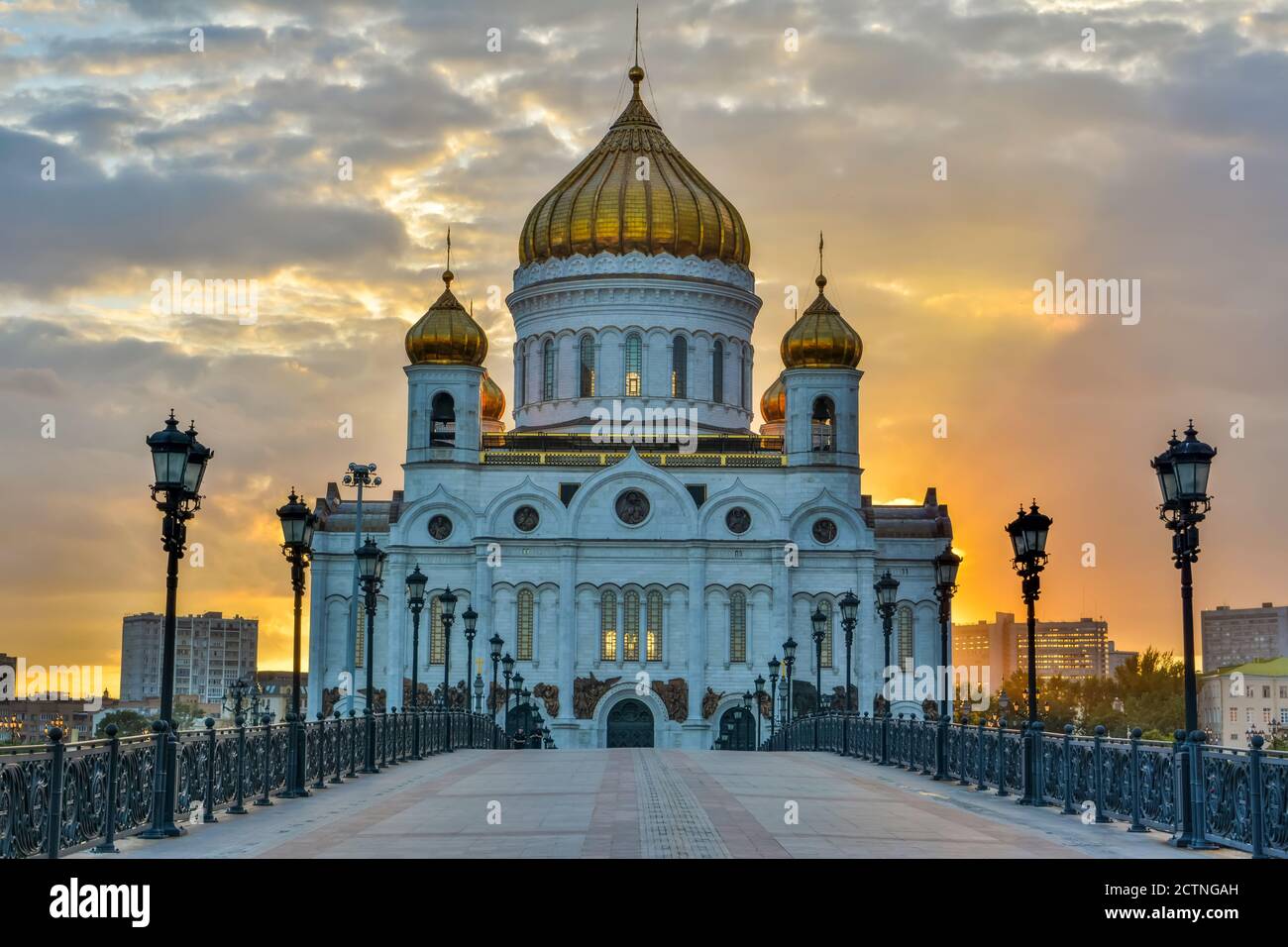 Mosca, Russia – 1 luglio 2017. Vista della Cattedrale di Cristo Salvatore a Mosca, al tramonto. La chiesa fu costruita tra il 1995 e il 2000. Foto Stock