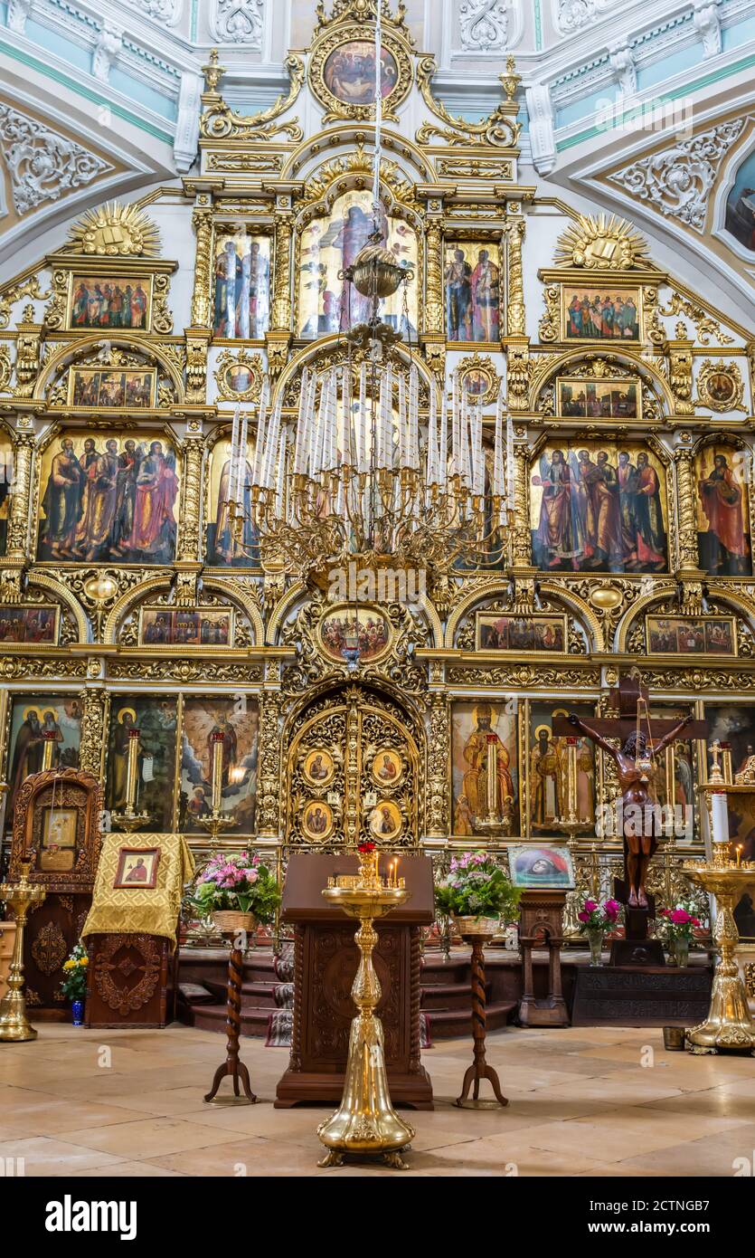 Mosca, Russia – 3 luglio 2017. Vista interna della Chiesa di San Giovanni Guerriero a Mosca, con l'altare maggiore e l'iconostasi in legno intagliato. Foto Stock