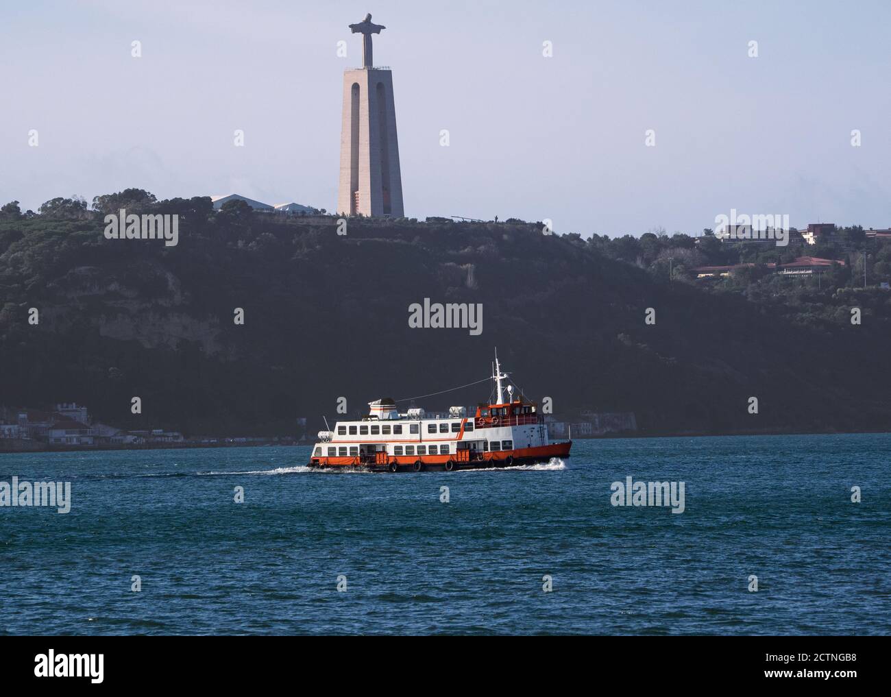 La nave passa sotto il Santuario di Cristo Re in barca a vela Sul fiume Tago proveniente da Lisbona, Portogallo Foto Stock