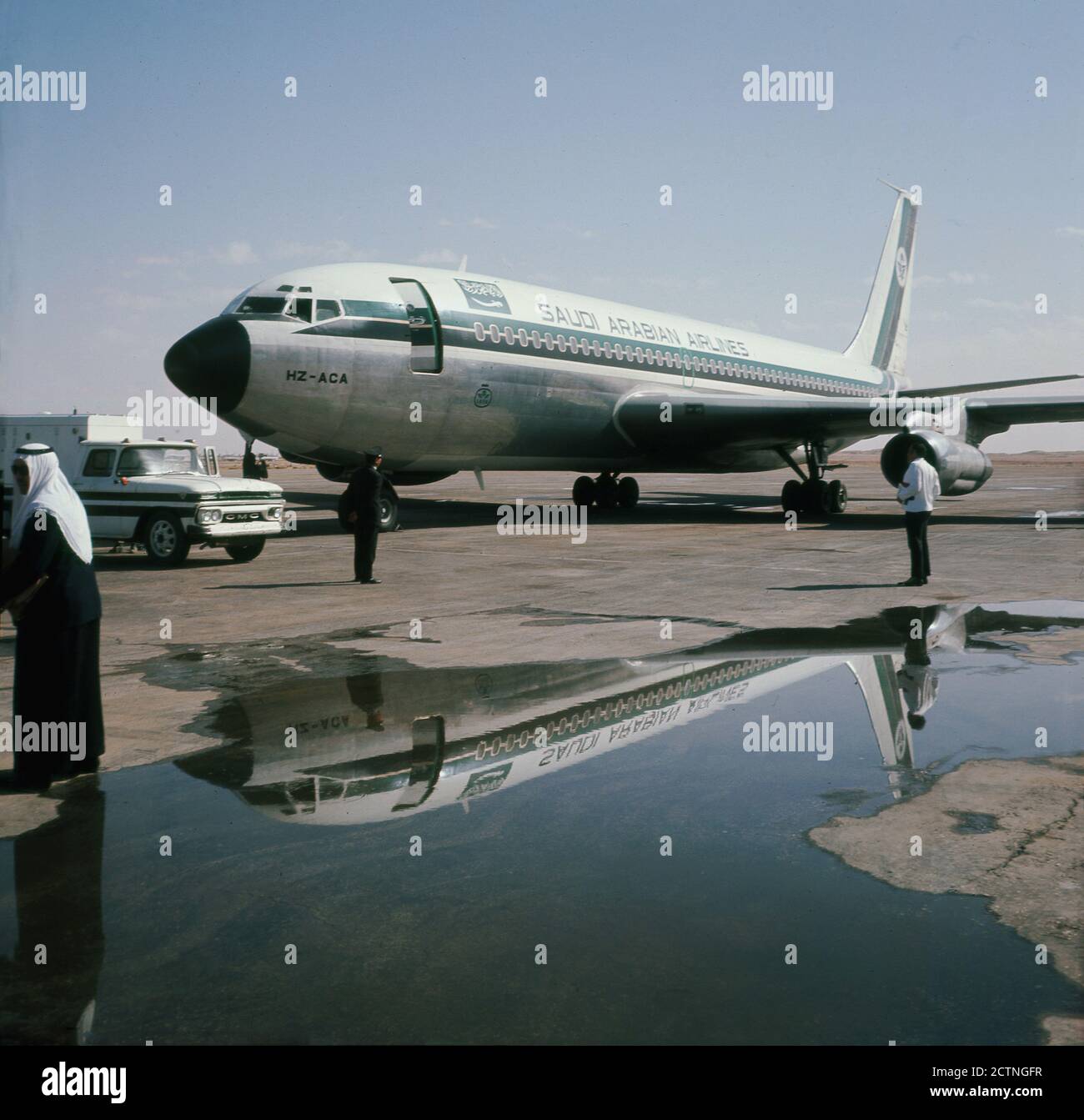 Anni '60, storico, aeroporto di Jeddah, Saudi Arabian Airlines jet Aircraft, un Boeing 720 parcheggiato sulla asfalto. Fondata nel 1945, la compagnia aerea cambiò nome nel 1972 in Saudia. Foto Stock