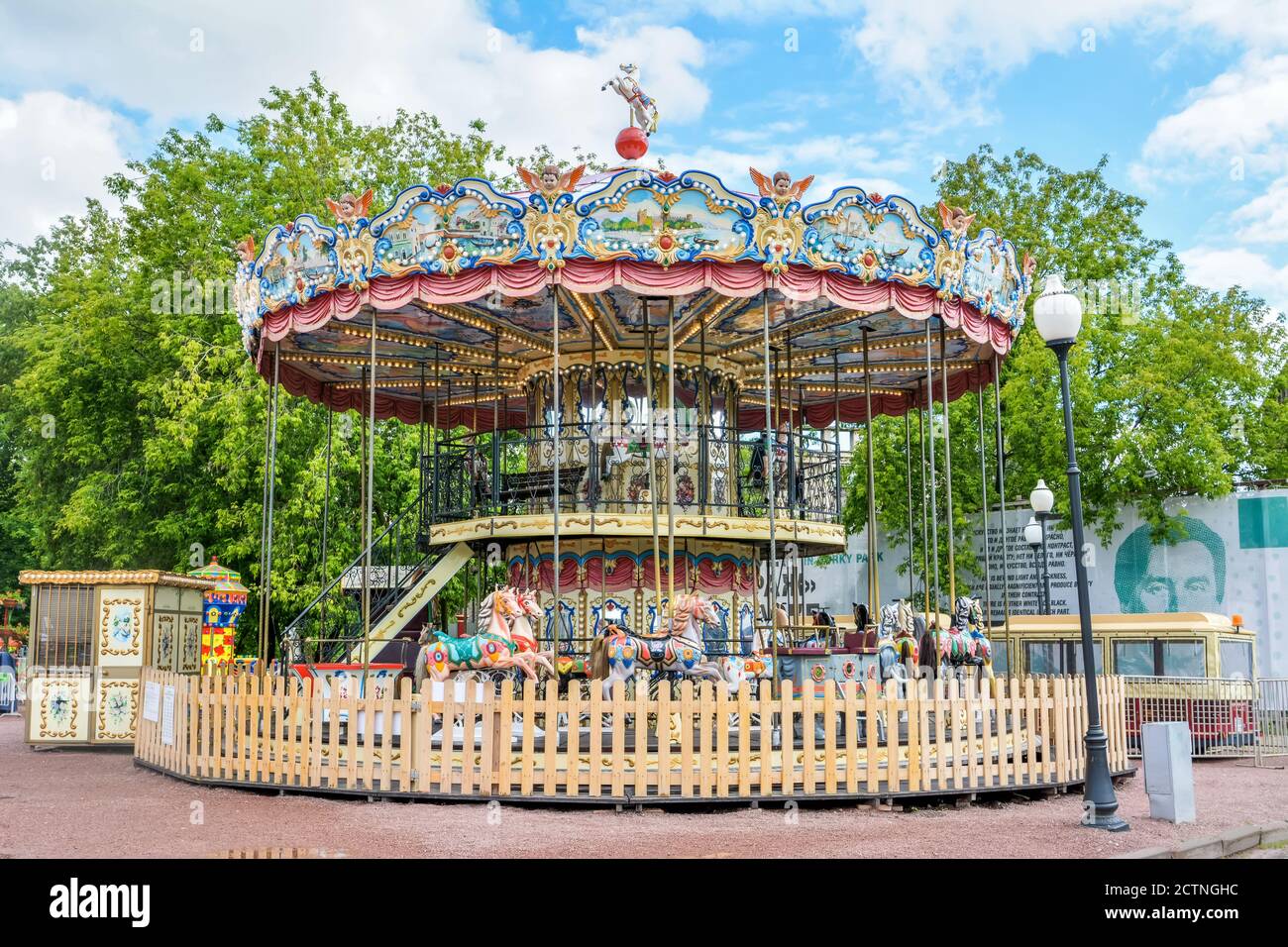 Mosca, Russia – 3 luglio 2017. Una giostra luna-Park a Gorky Park a Mosca. Foto Stock