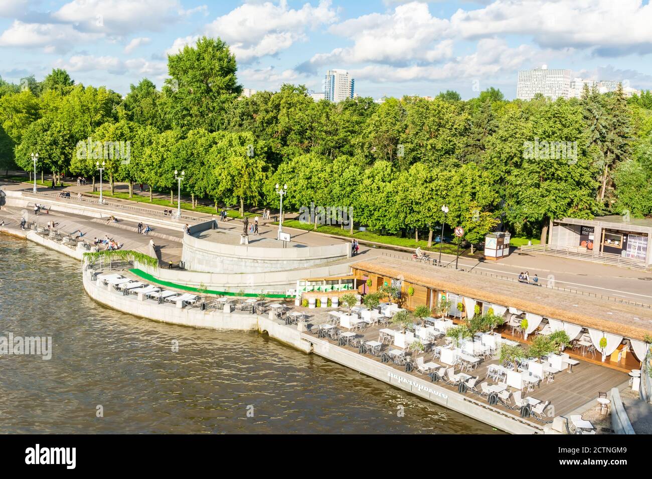 Mosca, Russia – 3 luglio 2017. Vista dell'argine Pushkinskaya lungo il fiume Moskva e l'area di Olive Beach presso il Gorky Park di Mosca. Foto Stock