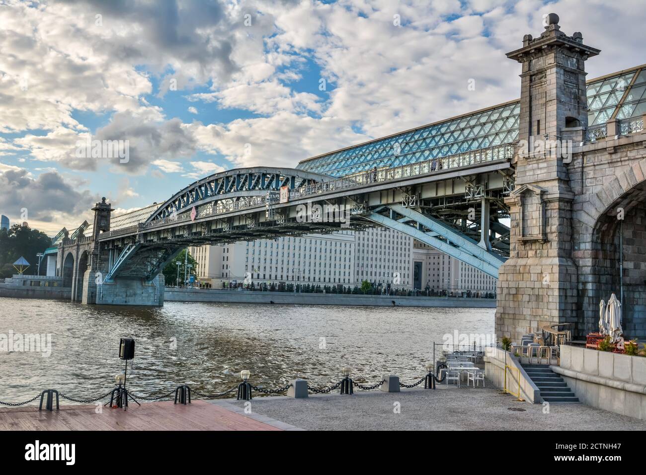 Mosca, Russia – 4 luglio 2017. Pushkinskiy (Andreyevskiy) ponte pedonale sul fiume Moskva a Mosca. Foto Stock