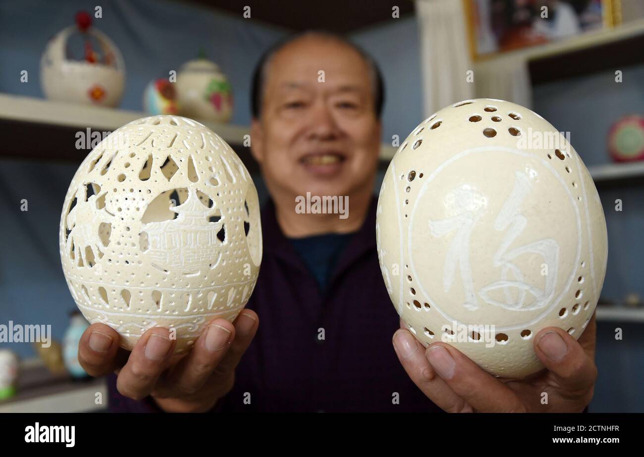 Hanan, provincia cinese di Hebei. 24 Settembre 2020. L'artigiano Zheng Qingshan espone le sue opere di intaglio delle uova nel distretto di Feixiang, nella città di Handan, nella provincia di Hebei, nella Cina settentrionale, il 24 settembre 2020. Zheng Qingshan, 71 anni, lavora per l'intaglio delle uova da 18 anni. Con vari temi e tecniche sapienti, l'artigiano trasformò un certo numero di uova in squisite opere d'arte. Credit: Hao Qunying/Xinhua/Alamy Live News Foto Stock