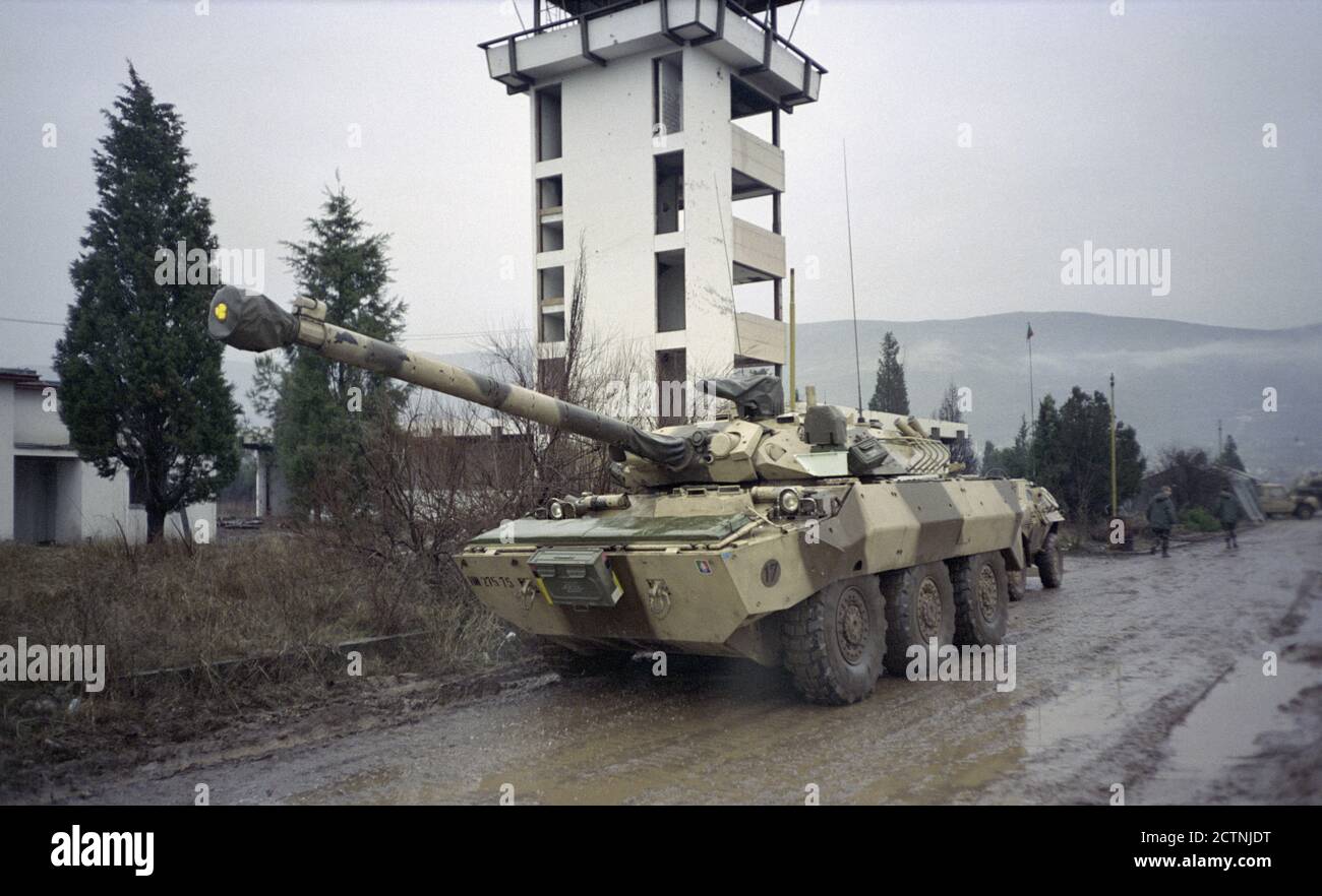 18 dicembre 1995 durante la guerra in Bosnia: Un veicolo francese AMX-10RC da ricognizione (Tank Destroyer) parcheggiato accanto alla torre di controllo all'aeroporto di Mostar. Foto Stock