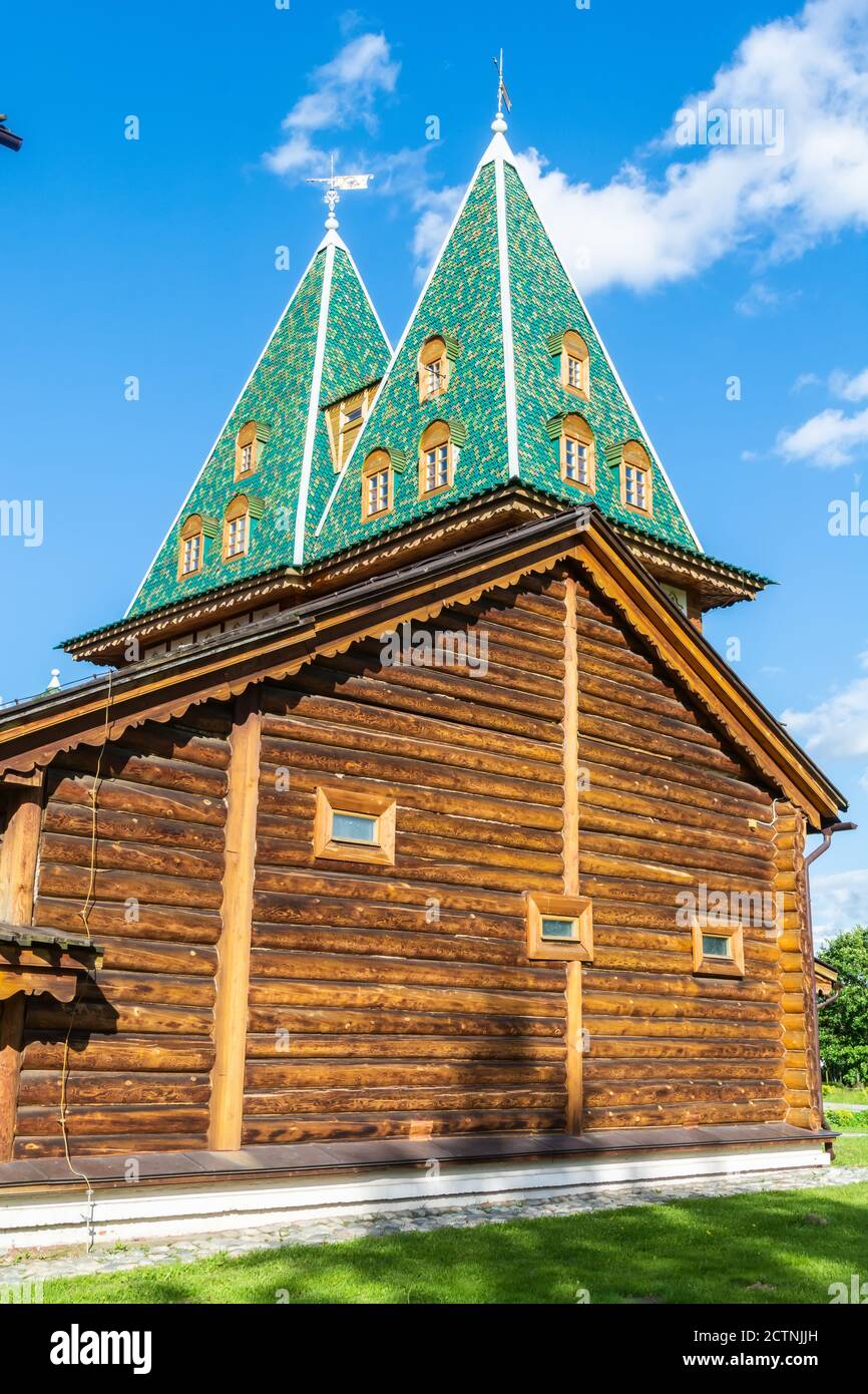 Mosca, Russia – 6 luglio 2017. Frammento della versione ricostruita del Grande Palazzo di legno presso il museo-riserva Kolomenskoe a Mosca. Foto Stock