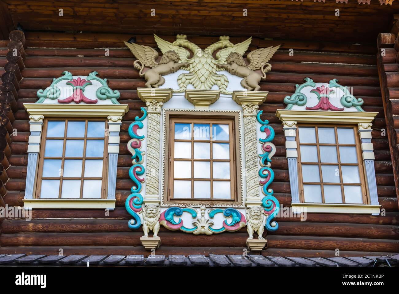 Mosca, Russia – 6 luglio 2017. Colorata finestra ornata della versione ricostruita del Grande Palazzo di legno presso la riserva-museo di Kolomenskoe in MOS Foto Stock