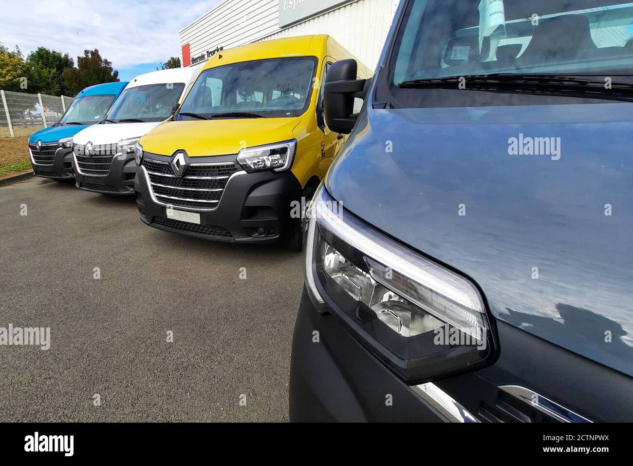 Bordeaux , Aquitaine / Francia - 09 20 2020 : Parco commerciale RENAULT Trucks Services con veicoli commerciali industriali Foto Stock