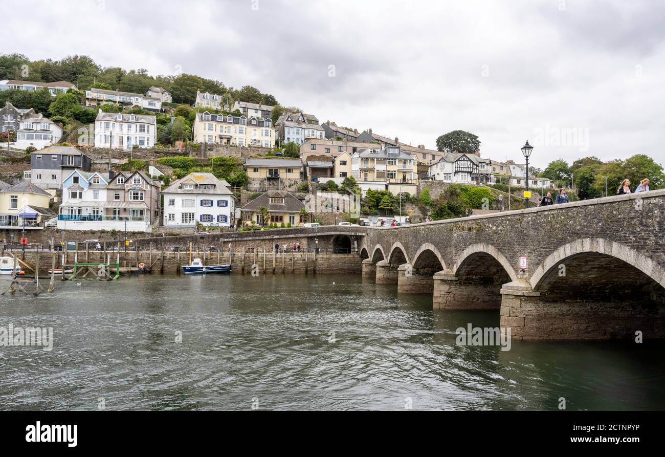 Vista del West Looe e del Looe Bridge a sette archi, costruito nel 1853. Looe, Cornovaglia, Inghilterra, Regno Unito. Foto Stock