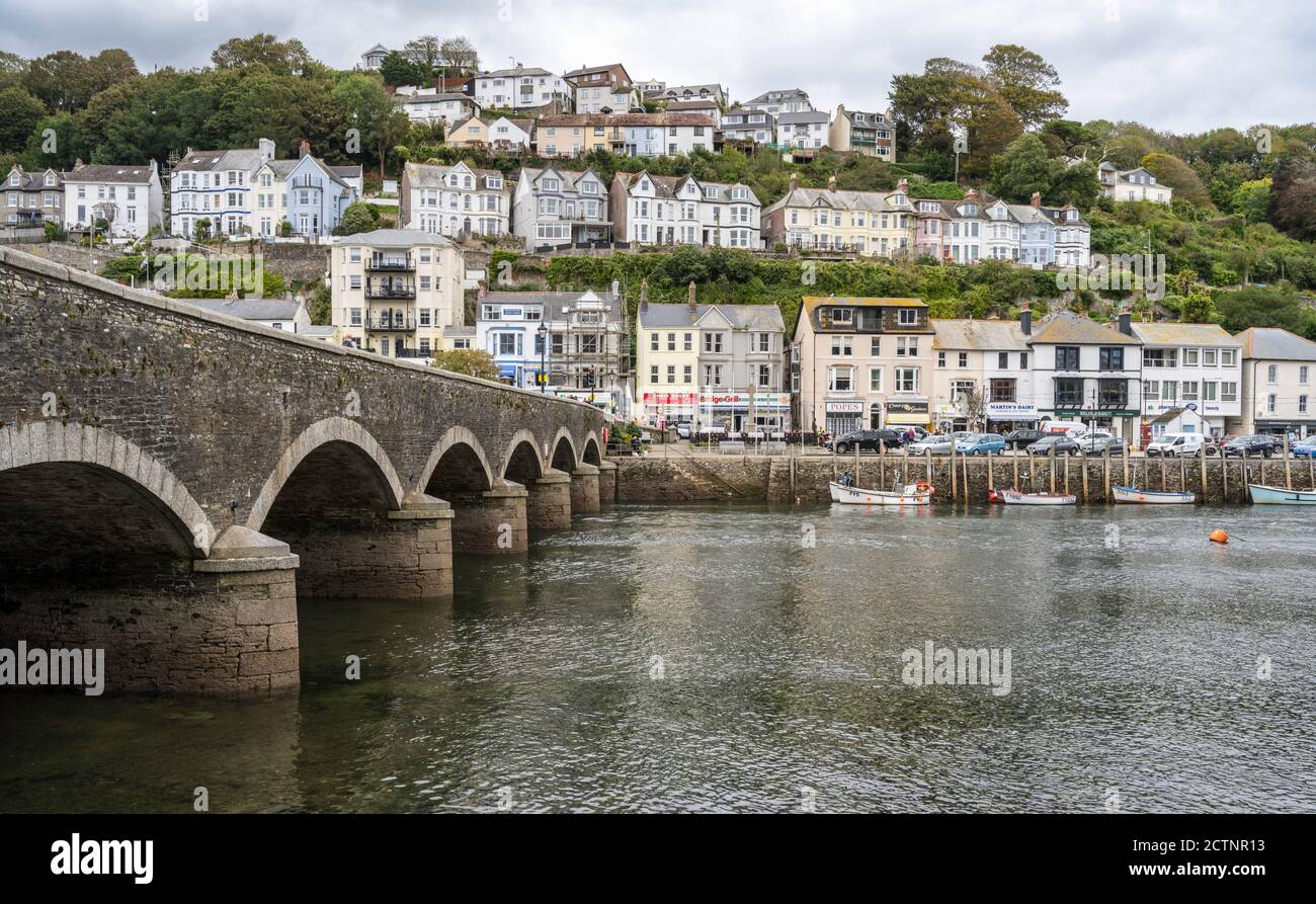 Vista dell'East Looe e del Looe Bridge a sette archi, costruito nel 1853. Looe, Cornovaglia, Inghilterra, Regno Unito. Foto Stock