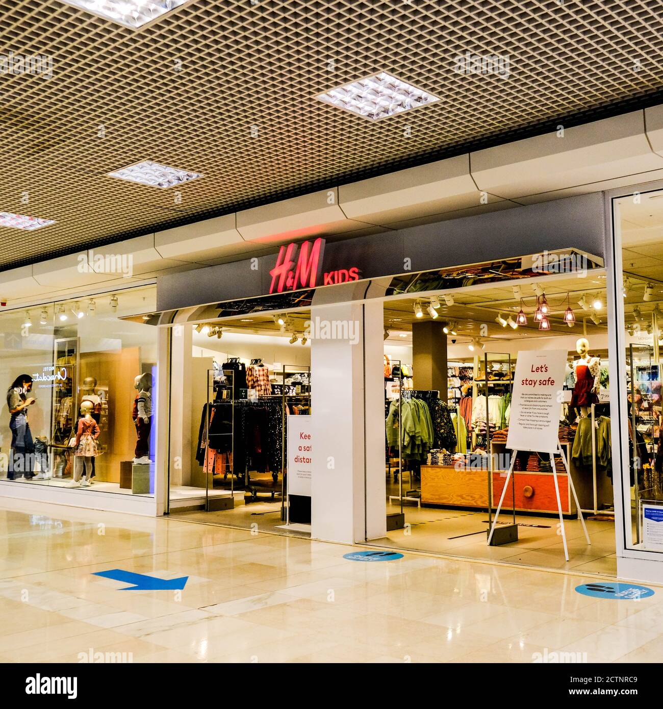 Londra UK, settembre 24 2020, H&M Kids Retail Store che offre abbigliamento per bambini accessibile e sostenibile Foto Stock