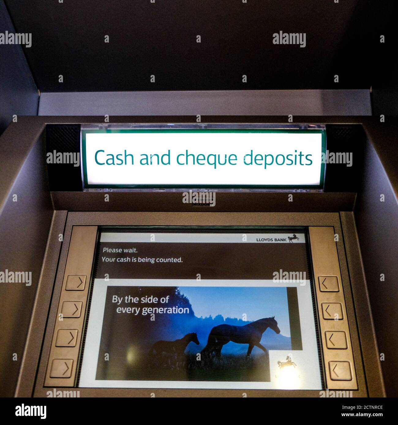 Londra UK, settembre 24 2002, Lloyds Bank Automated Cash and Check Deposit Machine Alow clienti per depositare denaro senza ritardi Foto Stock