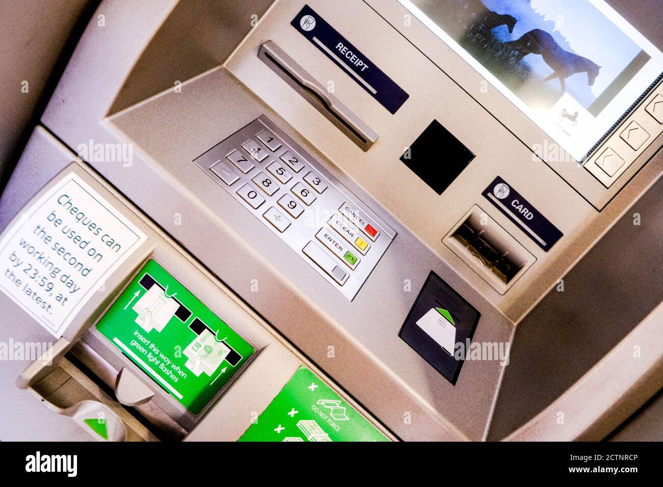 Londra UK, settembre 24 2002, Lloyds Bank Automated Cash and Check Deposit Machine Alow clienti per depositare denaro senza ritardi Foto Stock