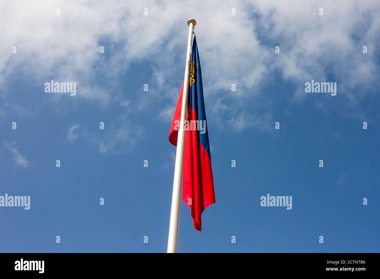 Vaduz, Liechtenstein. Bandiera del Principato del Liechtenstein sventolando per le strade della capitale Foto Stock