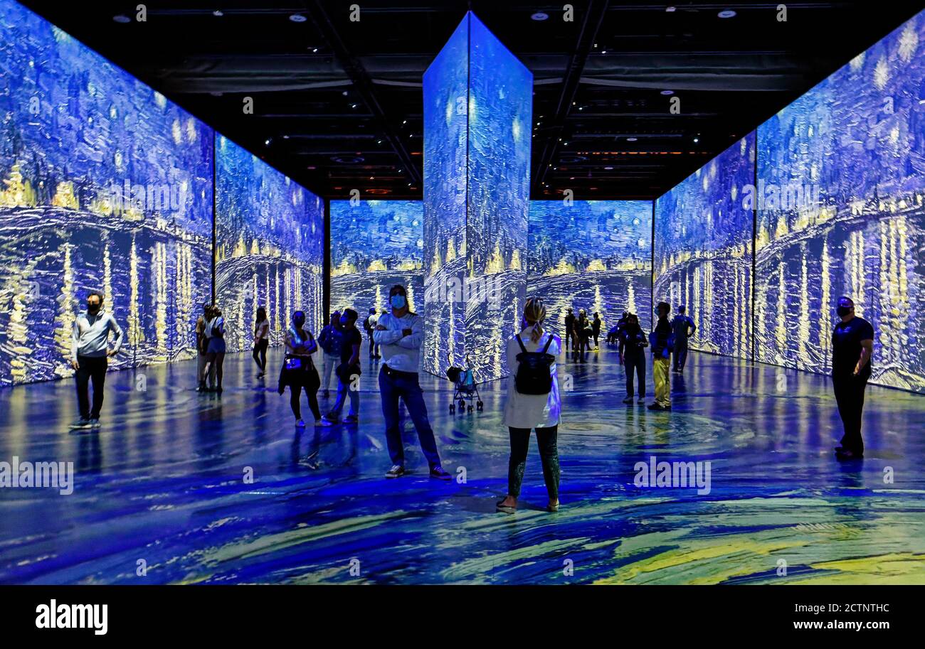 Persone alla coinvolgente mostra Imagine Van Gogh a Quebec City, Canada Foto Stock