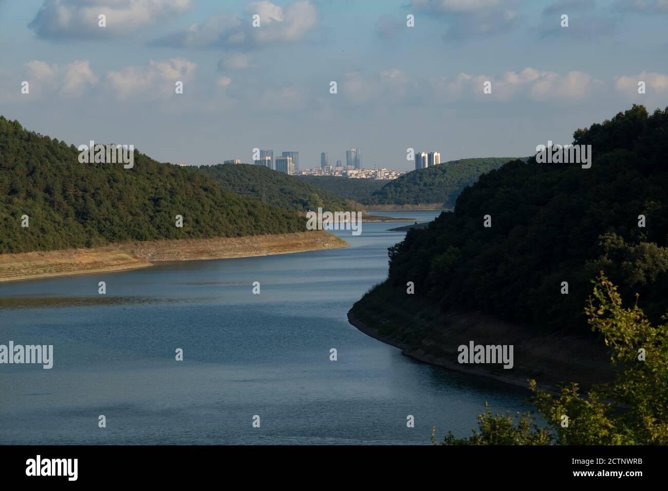 Diga che soddisfa le esigenze idriche di una città delle dimensioni di una metropoli. Il riscaldamento globale e il problema dell'acqua nel mondo Foto Stock