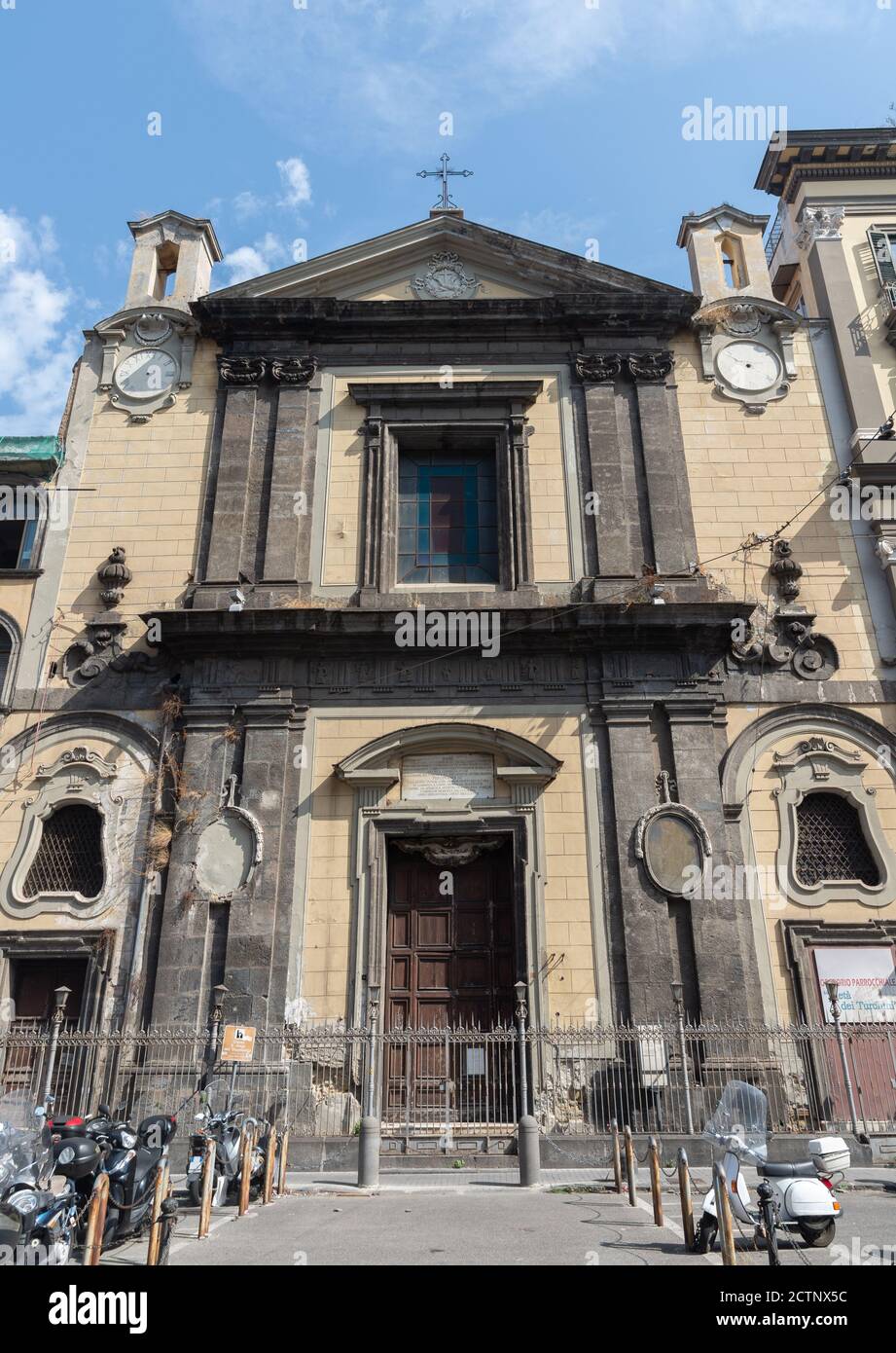 Napoli, Italia - 20 settembre 2020: L'esterno della Chiesa di San Diego dell'Ospedale, conosciuta anche come San Giuseppe maggiore, è una delle monumentali c. Foto Stock