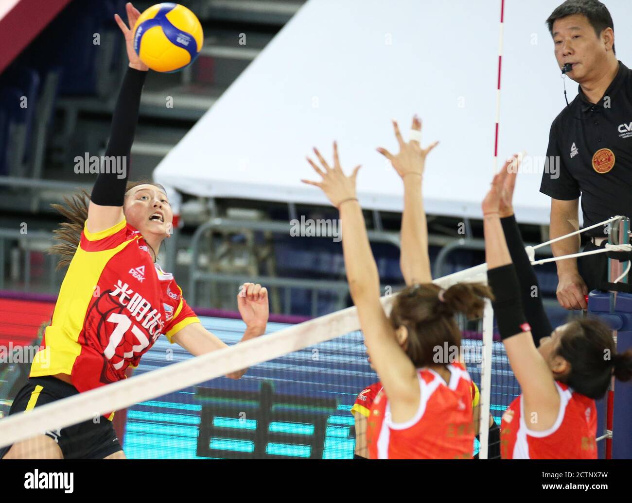 Jiangmen(Guangdong. 24 Settembre 2020. Zhong Hui (L) della squadra di Shanghai punta durante la partita del Gruppo A tra Shanghai e Tianjin al Campionato di Pallavolo delle Donne Cinese 2020 a Jiangmen, nella provincia di Guangdong nella Cina meridionale, il 24 settembre 2020. Credit: Qin Lang/Xinhua/Alamy Live News Foto Stock