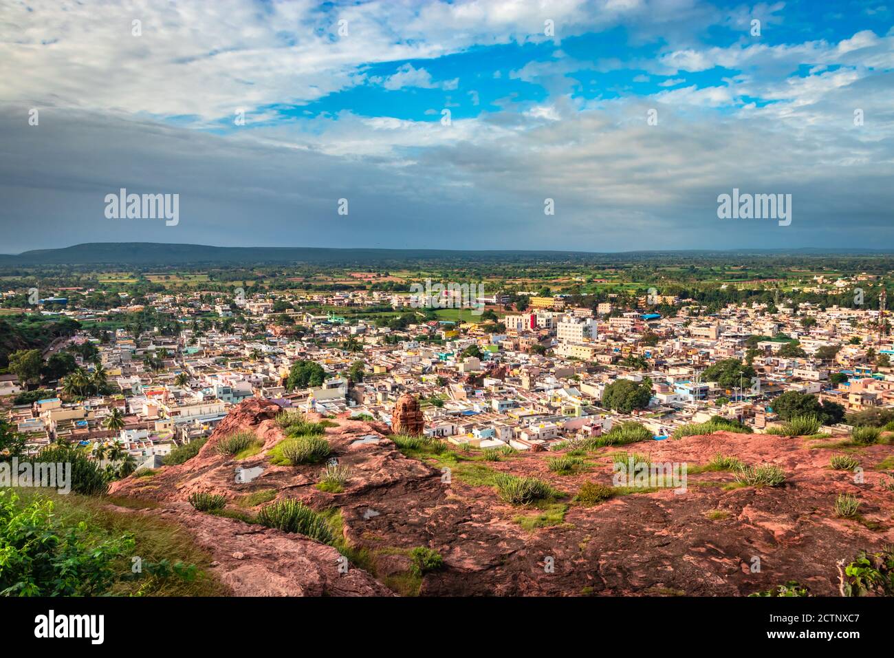 vista dell'urbanizzazione della città con un cielo blu incredibile da un angolo piatto è scattata a badami karnataka india. Foto Stock