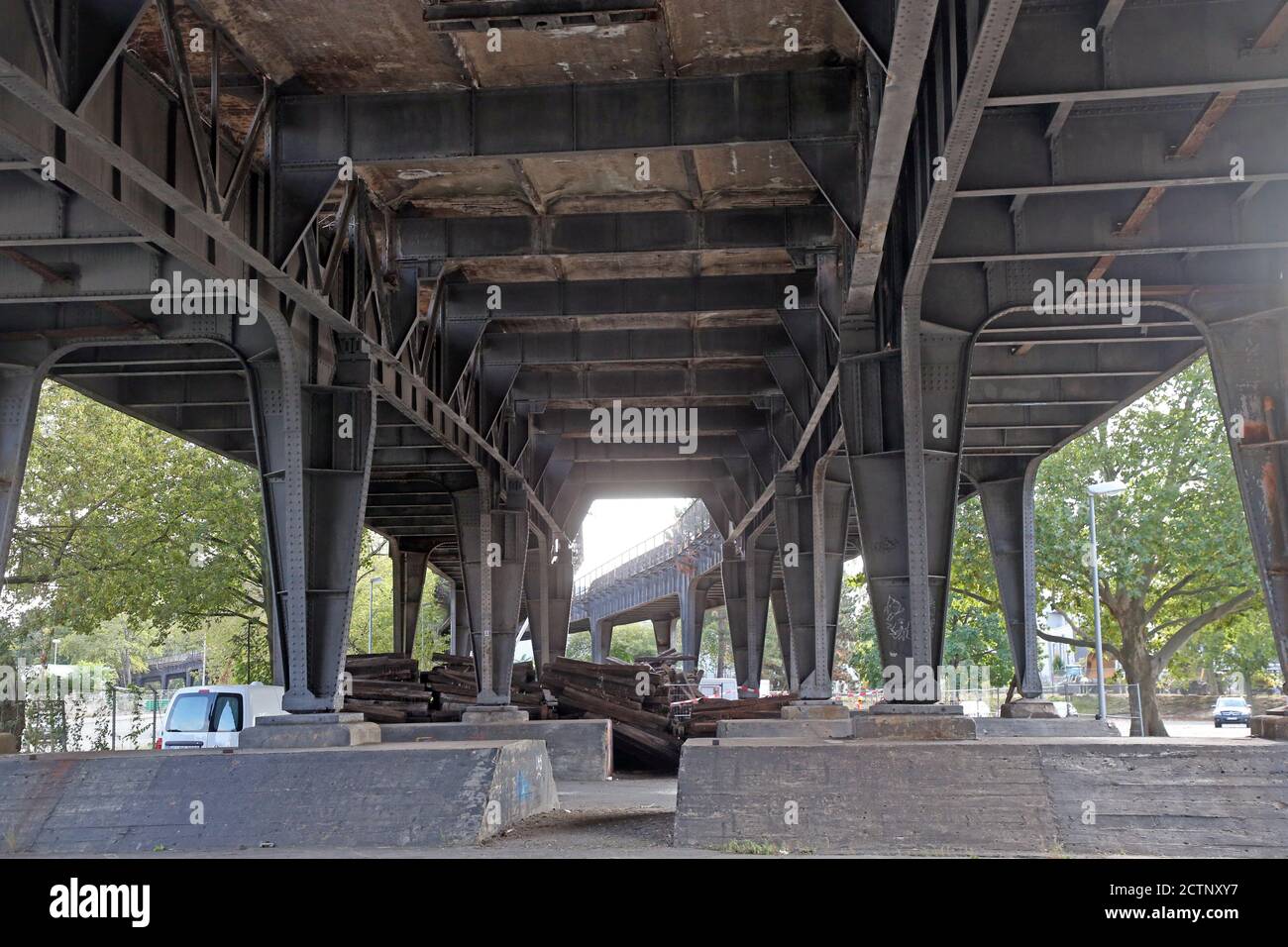 Berlino, Germania. 24 Settembre 2020. Il viadotto in acciaio lungo 800 metri della Siemensbahn, dove è stato iniziato l'inizio degli studi di ingegneria strutturale. Costruita nel 1929, la linea della S-Bahn è stata chiusa 40 anni fa e ora sarà messa in servizio nel 2029. Credit: Wolfgang Kumm/dpa/Alamy Live News Foto Stock