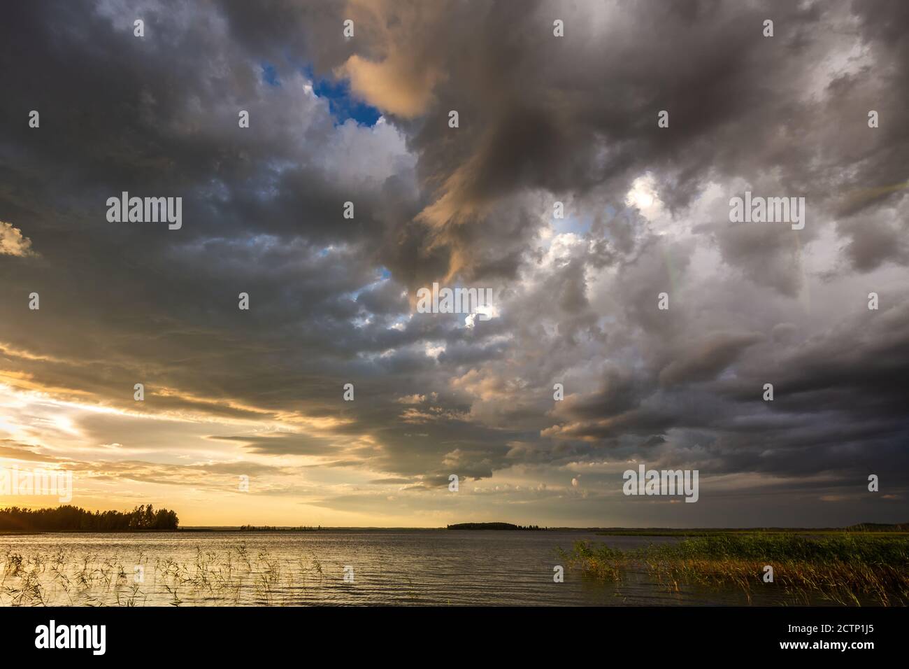 Incredibile tramonto ai laghi di Braslaw con il cielo nuvoloso. Distretto di Braslaw, Bielorussia. Foto Stock