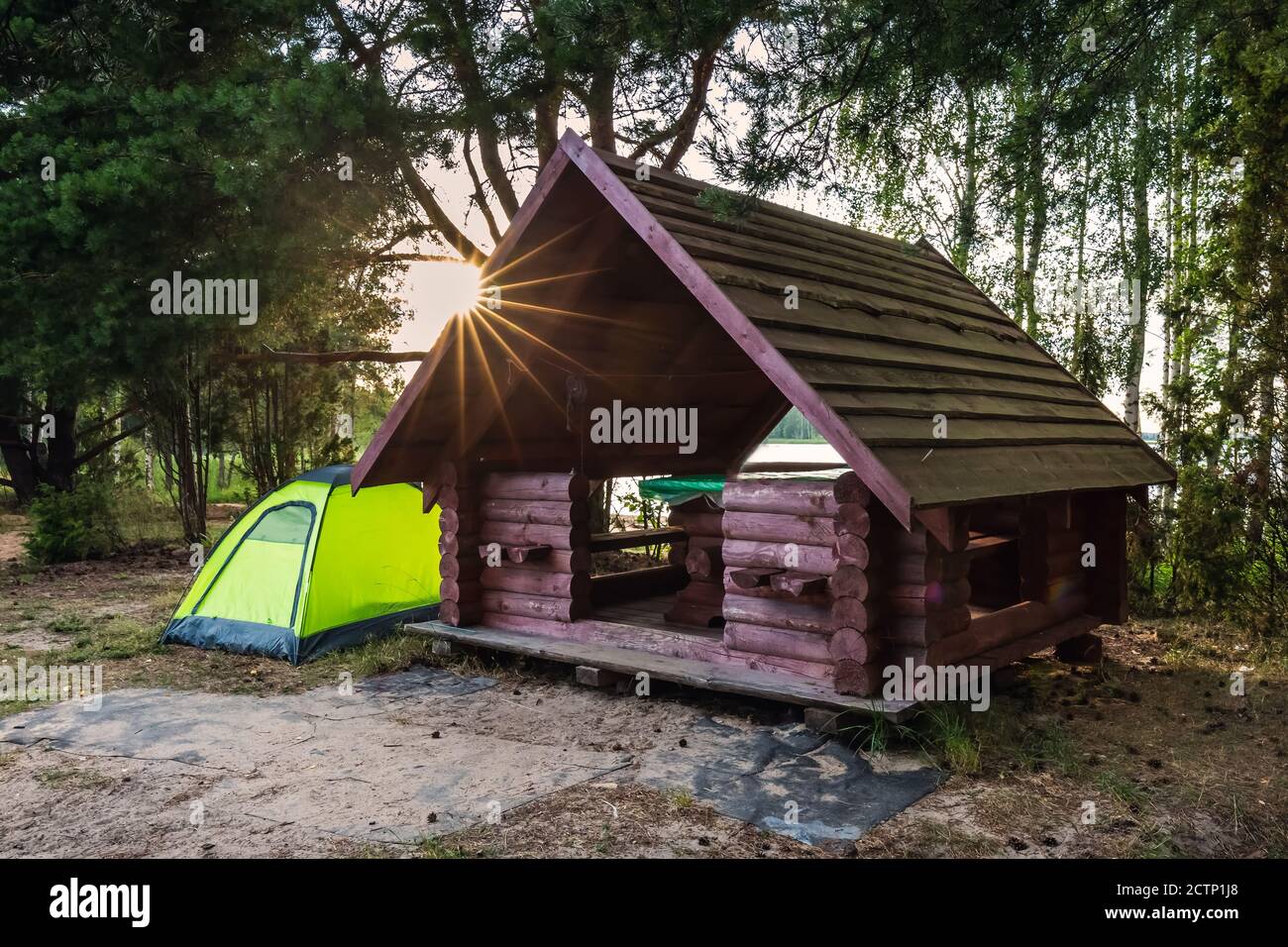 Tenda accanto alla cabina di legno presso i laghi Braslaw, Bielorussia. Foto Stock