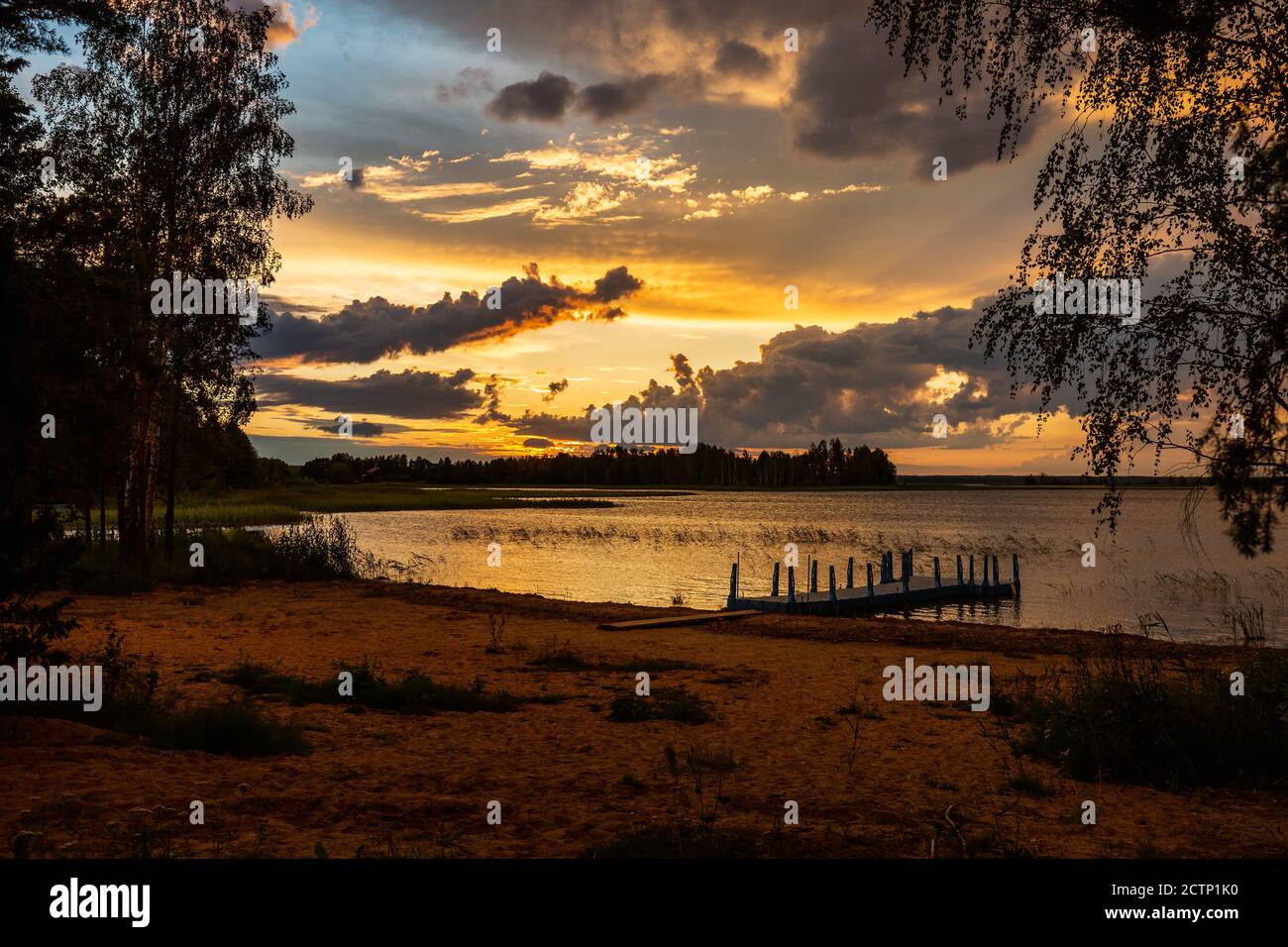 Incredibile tramonto ai laghi di Braslaw con il cielo nuvoloso. Distretto di Braslaw, Bielorussia. Foto Stock