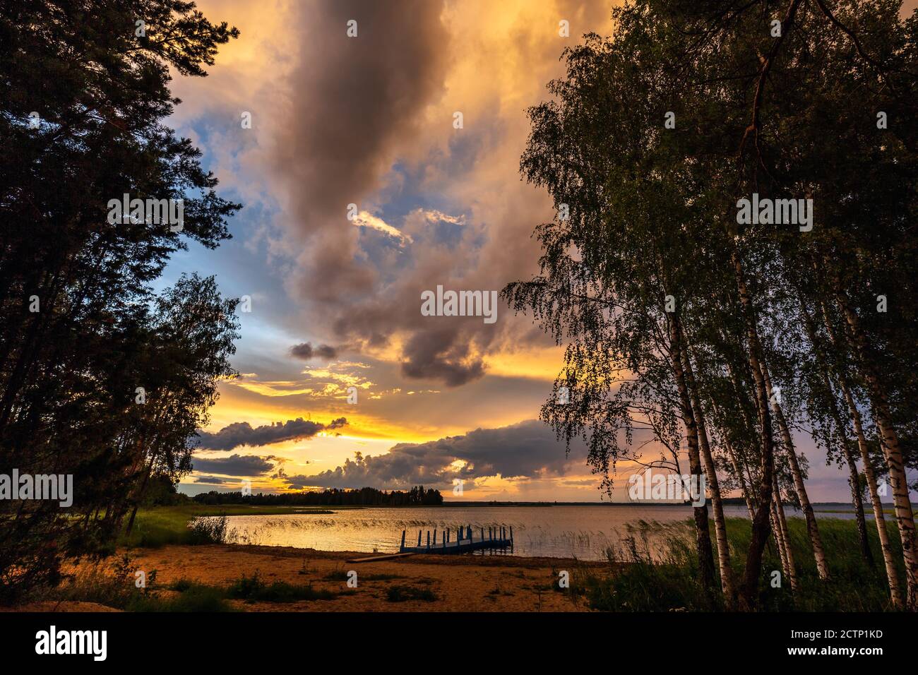 Incredibile tramonto ai laghi di Braslaw con il cielo nuvoloso. Distretto di Braslaw, Bielorussia. Foto Stock