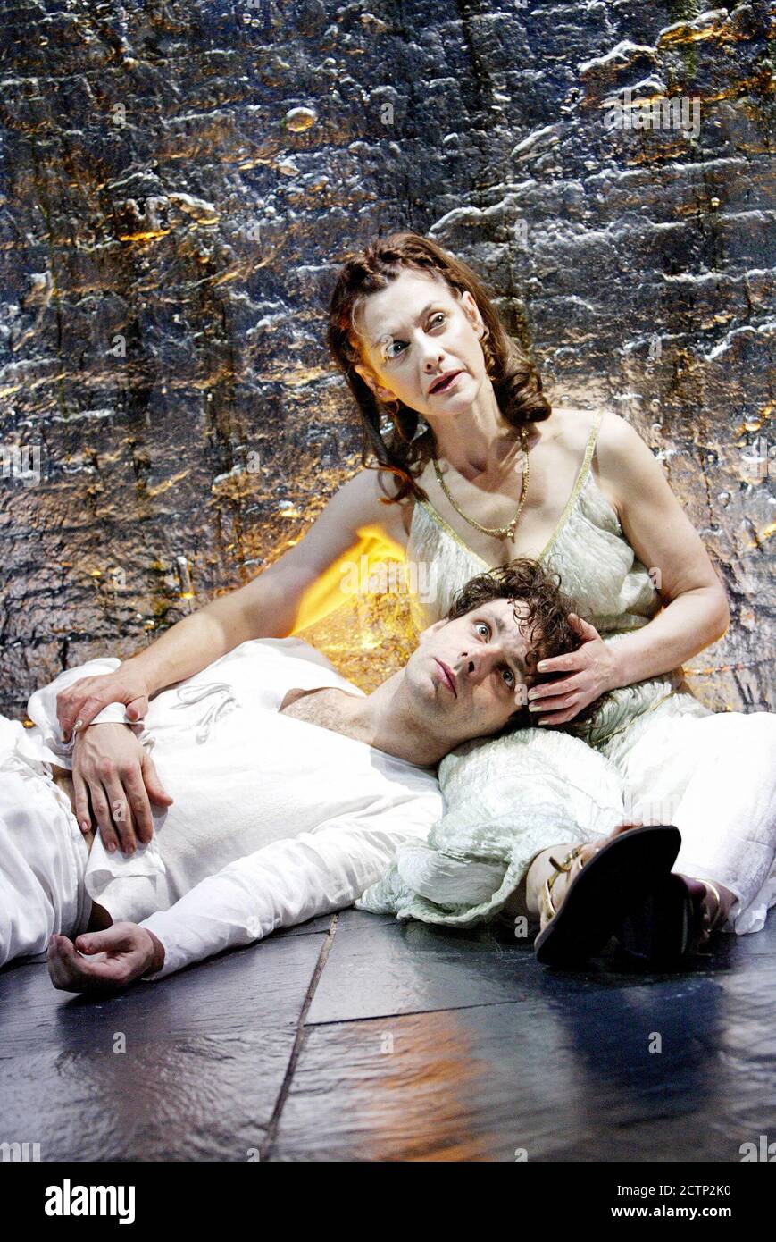 Michael Sheen (Caligula), Diana Kent (Caesonia) in CALIGULA di Albert Camus al Donmar Warehouse, Londra WC2 30/04/2003 nuova traduzione di David Grieg disegno: Christopher Oram illuminazione: Neil Austin combatte: Coreografo Terry King: Scarlett Mackmin regista: Michael Grandage Foto Stock