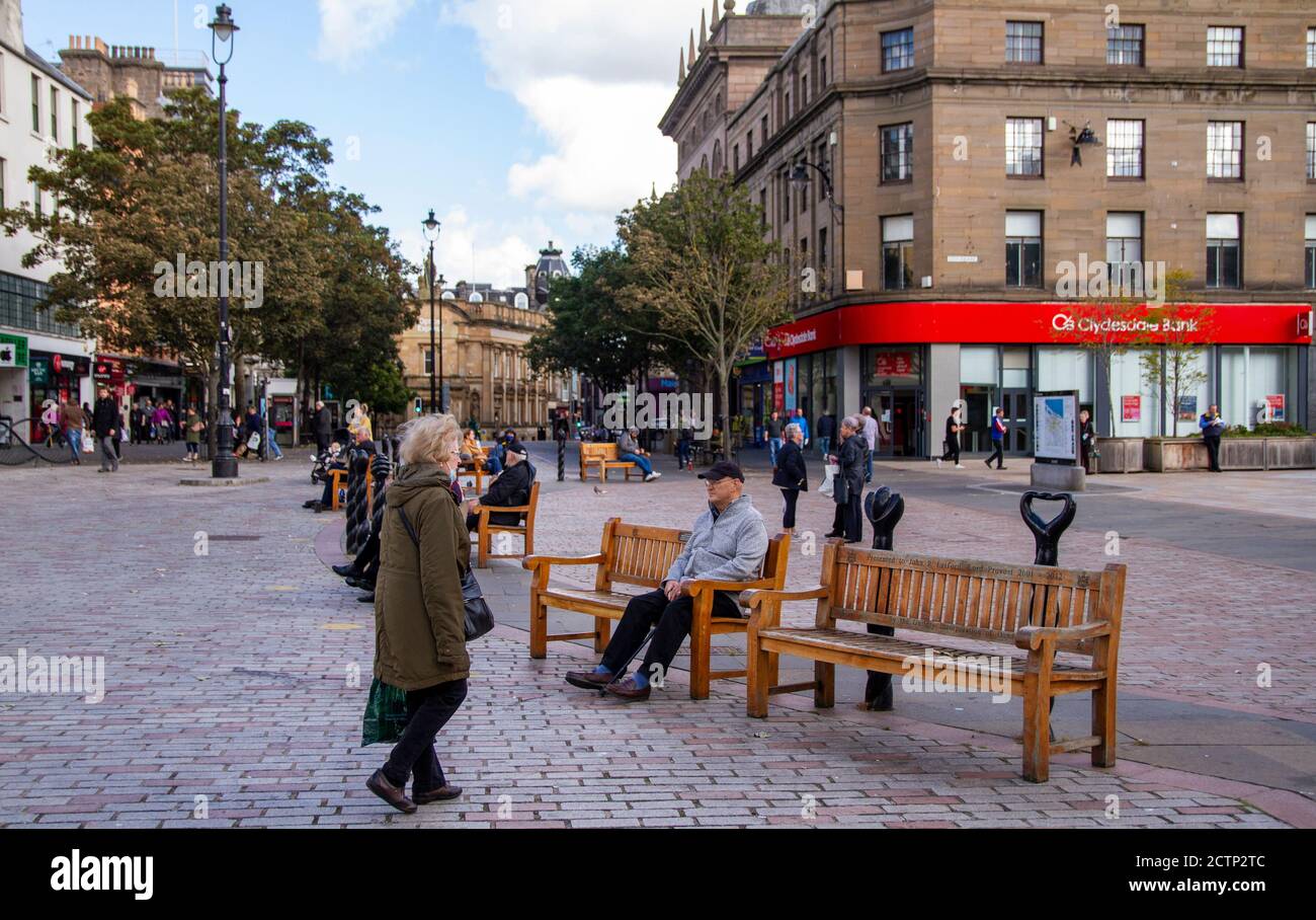 Dundee, Tayside, Scozia, Regno Unito. 24 Settembre 2020. Regno Unito tempo: Una giornata piuttosto fredda e soleggiata in tutto il nord-est della Scozia con temperature che raggiungono i 13°C. Alcune persone trascorrono del tempo a fare shopping e a socializzare con la famiglia e gli amici nel centro di Dundee durante la prima settimana delle restrizioni di blocco del New Covid-19. Credit: Dundee Photographics/Alamy Live News Foto Stock