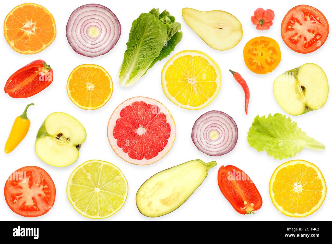 Vista dall'alto di verdure fresche e frutta tagliate a motivi isolati su sfondo bianco. Foto Stock