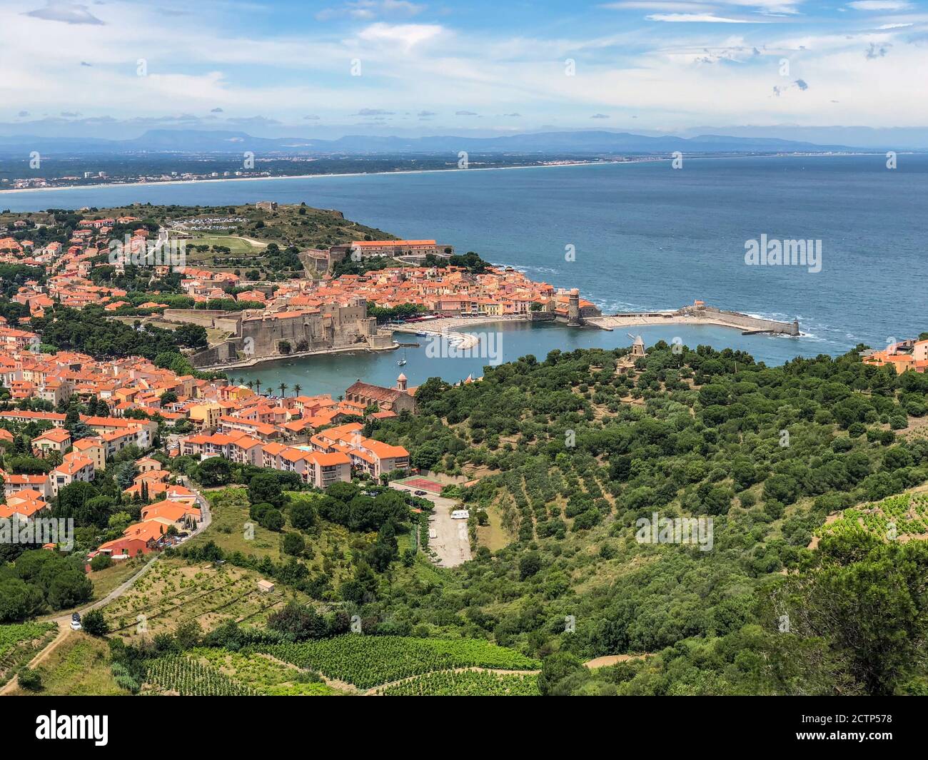 Vista del villaggio e porto di Collioure, Francia, sul Mar Mediterraneo. Foto Stock