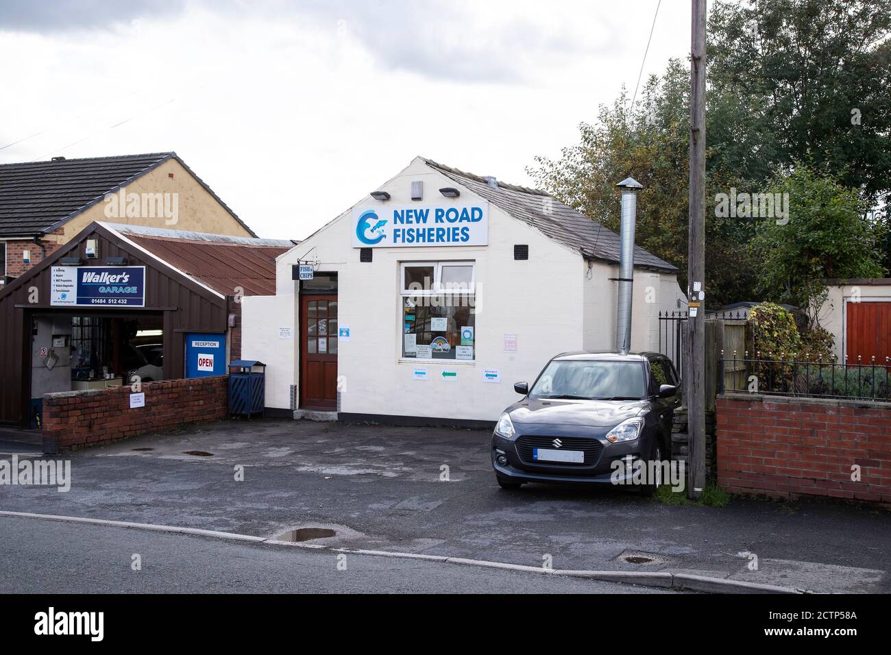 Un popolare negozio di pesce e chip New Road pesca nel villaggio di Kirkheaton alla periferia di Huddersfield, West Yorkshire, Inghilterra Foto Stock