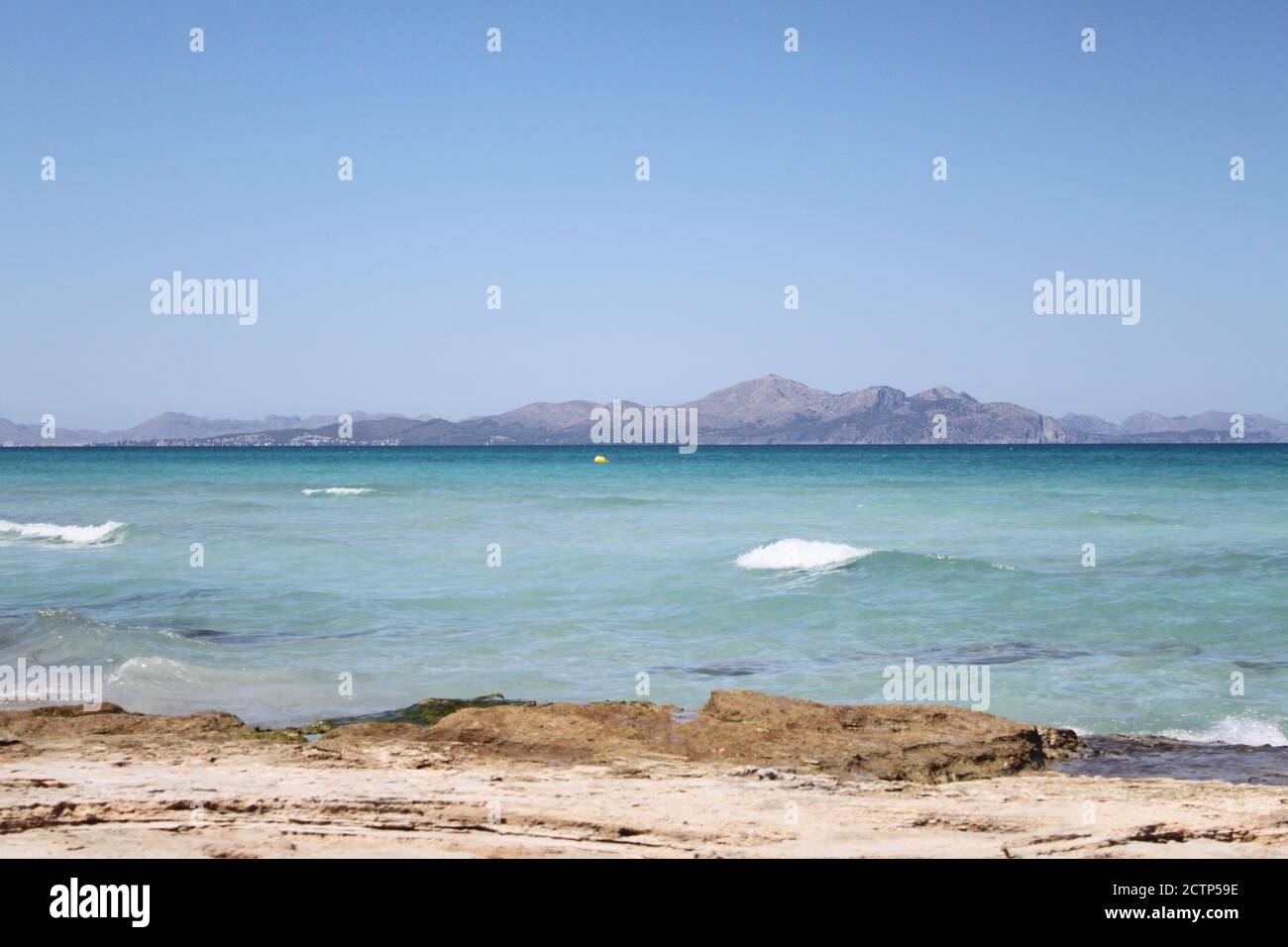 Son Serra de Marina Beach, situato nel nord dell'isola di Maiorca (Isole Baleari, Spagna). / ANA BORNAY Foto Stock