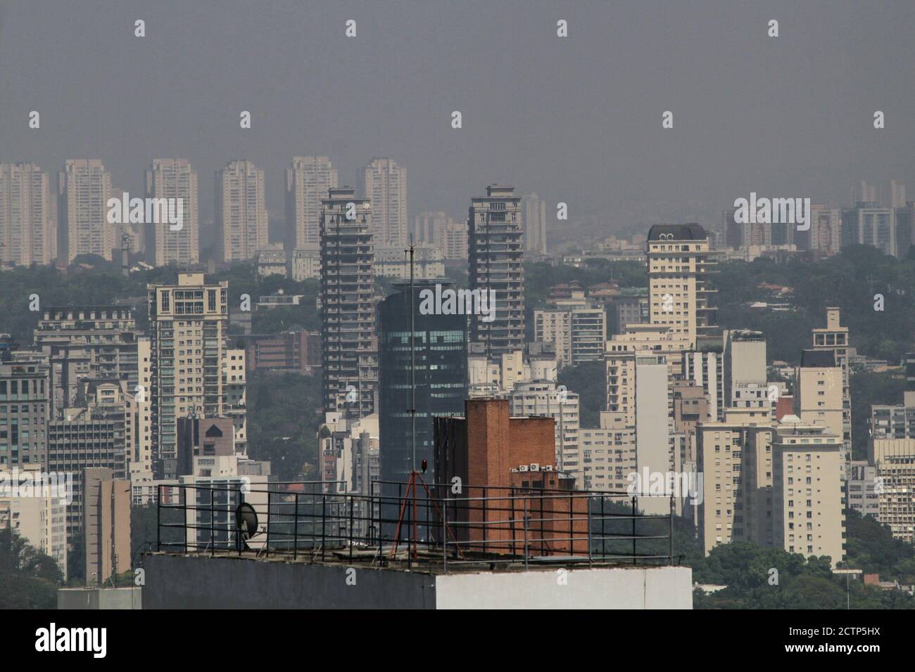 24 settembre 2020: Clima secco con uno strato di inquinamento nel cielo della città di SÃ£o Paulo, in un record fatto su Avenida Paulista, regione centrale della capitale di SÃ£o Paulo, la mattina di questo Giovedi. 24 settembre 2020. Credit: FÃ¡Bio Vieira/FotoRua/ZUMA Wire/Alamy Live News Foto Stock