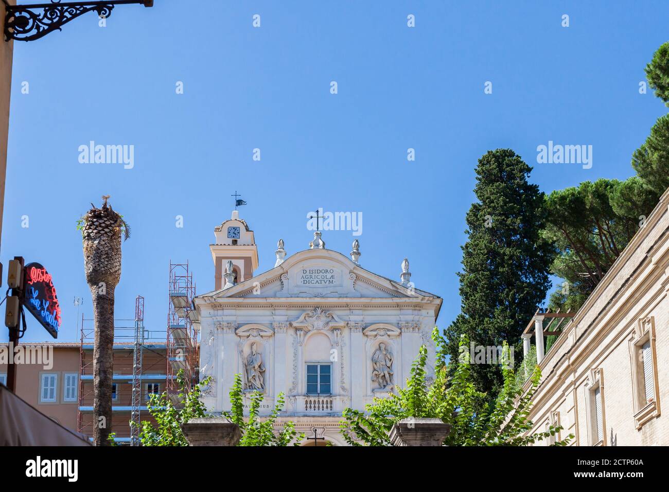 ROMA, ITALIA - 2014 AGOSTO 17. Chiesa bianca nella città di Roma. Foto Stock