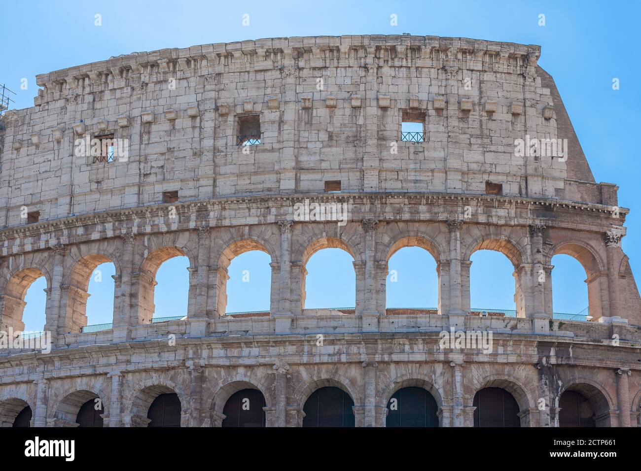 Particolare del Colosseo, chiamato anche Anfiteatro Flaviano sul Foro Romano. Il Colosseo è il punto di riferimento più noto e notevole. Foto Stock