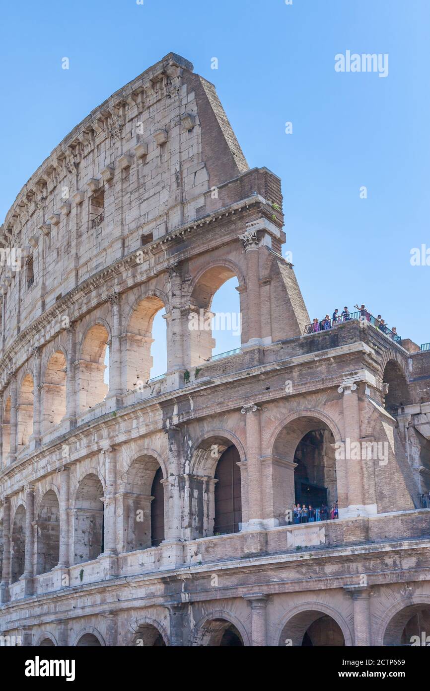 Particolare del Colosseo, chiamato anche Anfiteatro Flaviano sul Foro Romano. Il Colosseo è il punto di riferimento più noto e notevole Foto Stock