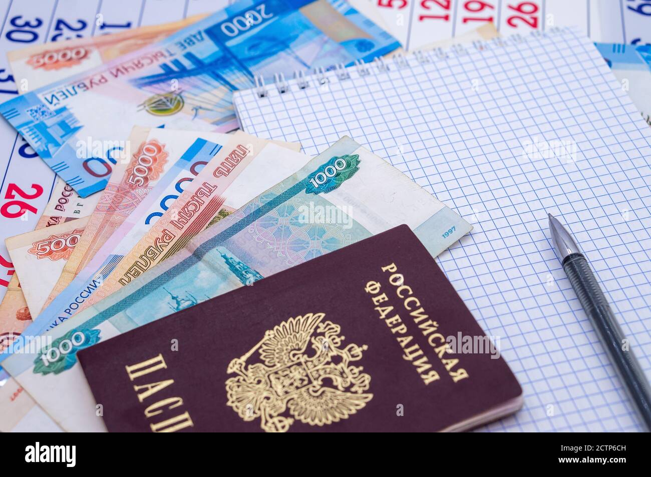 Blocco note e penna sulle banconote russe, passaporto russo su carta moneta Foto Stock