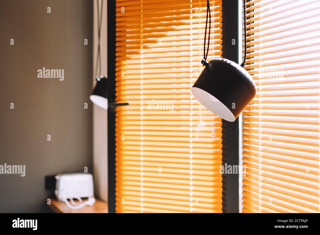 Moderne luci a sospensione nere in cucina. Dettagli interni. Foto Stock