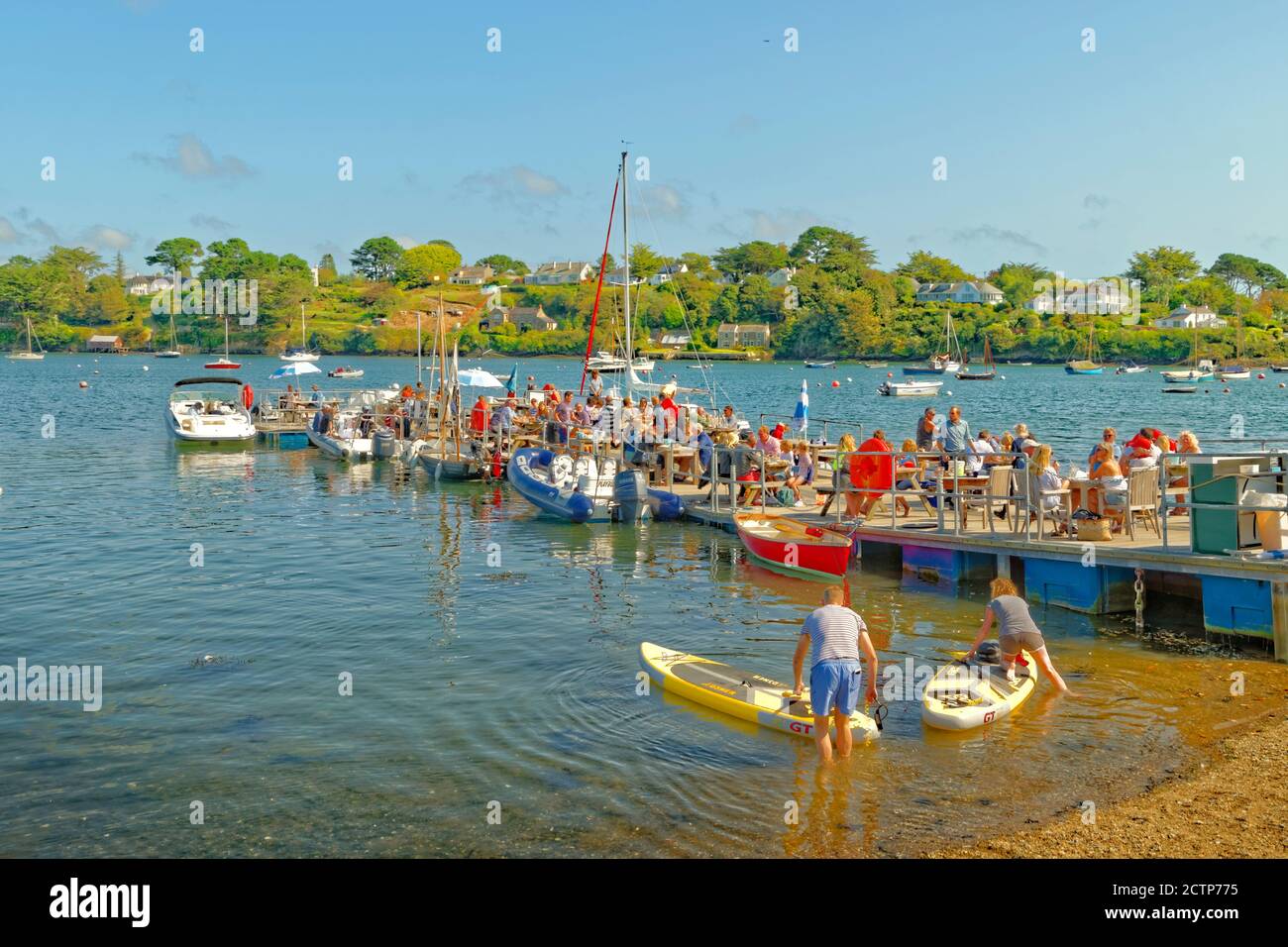 Pranzo molo del Pandora Inn, Redonget off the Carrick Roads vicino Falmouth, Cornovaglia, Inghilterra. Foto Stock