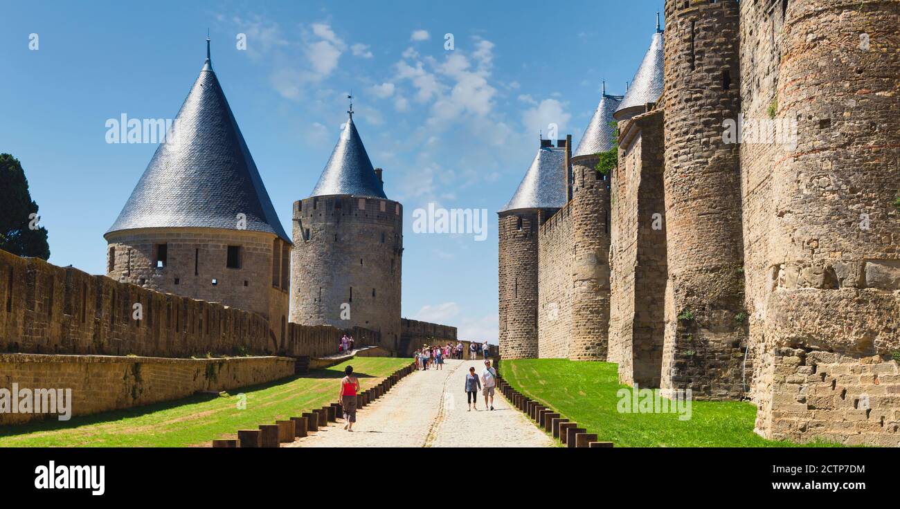 Carcassonne, Languedoc-Roussillon, Francia. Mura e torri e bastioni della Cite de Carcassonne che è un sito Patrimonio Mondiale dell'UNESCO. Foto Stock