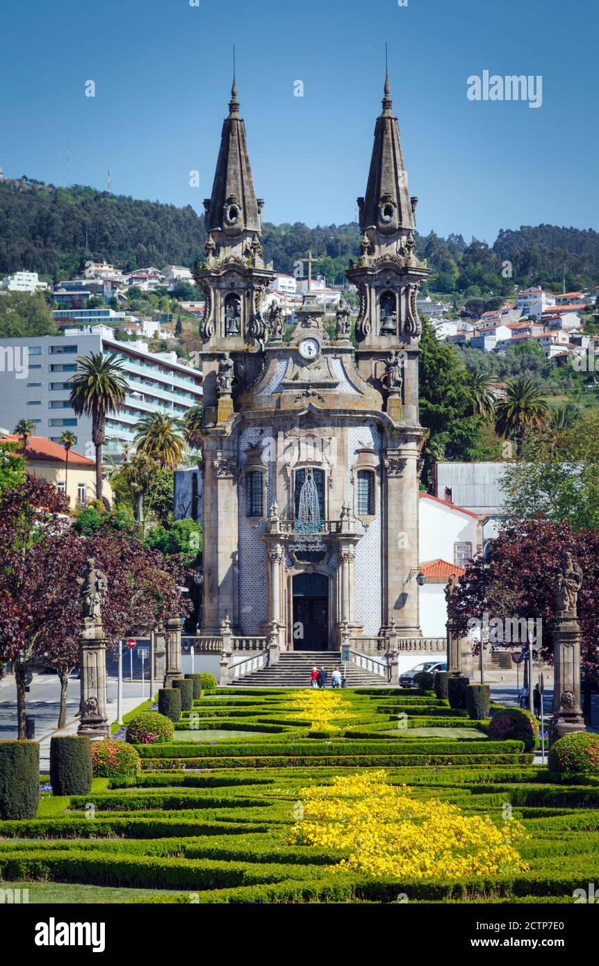 Guimaraes, distretto di Braga, Portogallo. Chiesa di San Gualter, conosciuta anche come Igreja de Nossa Senhora da Consolacao e Santos Passos nella Repubblica di Largo Foto Stock